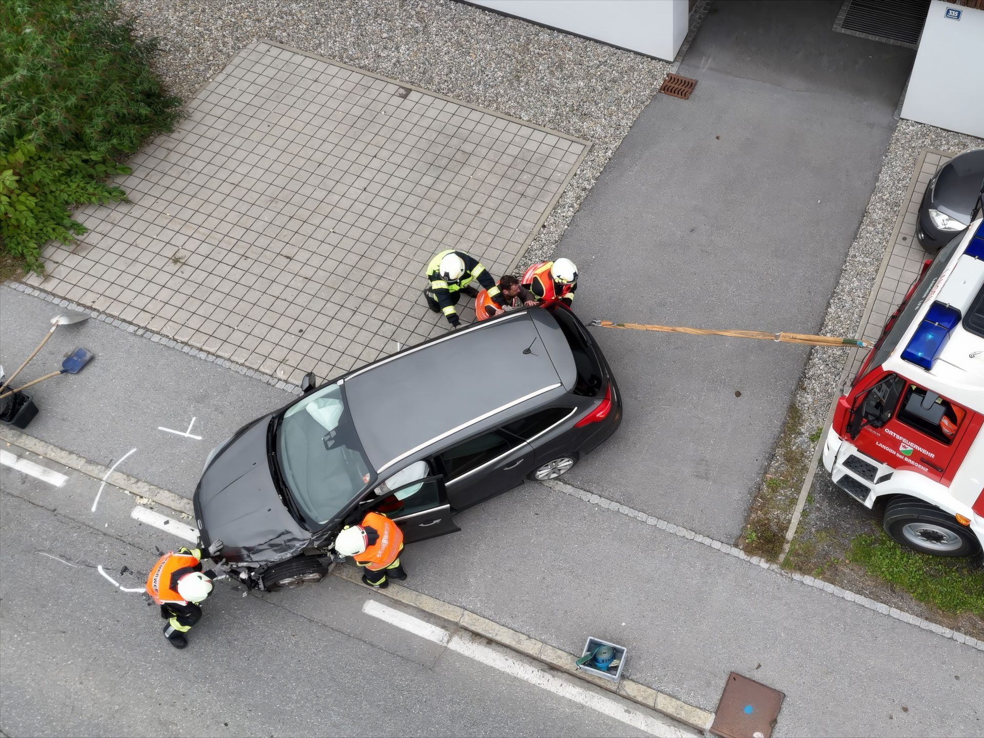 Eines der Unfallfahrzeuge am Unfallort in Langen.