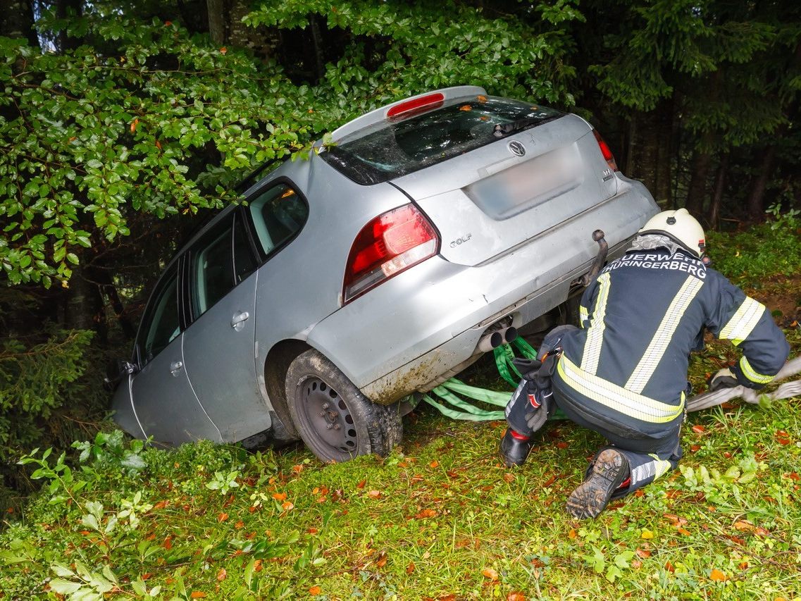 Fahrzeug in Thüringerberg macht sich selbstständig und endet im Wald