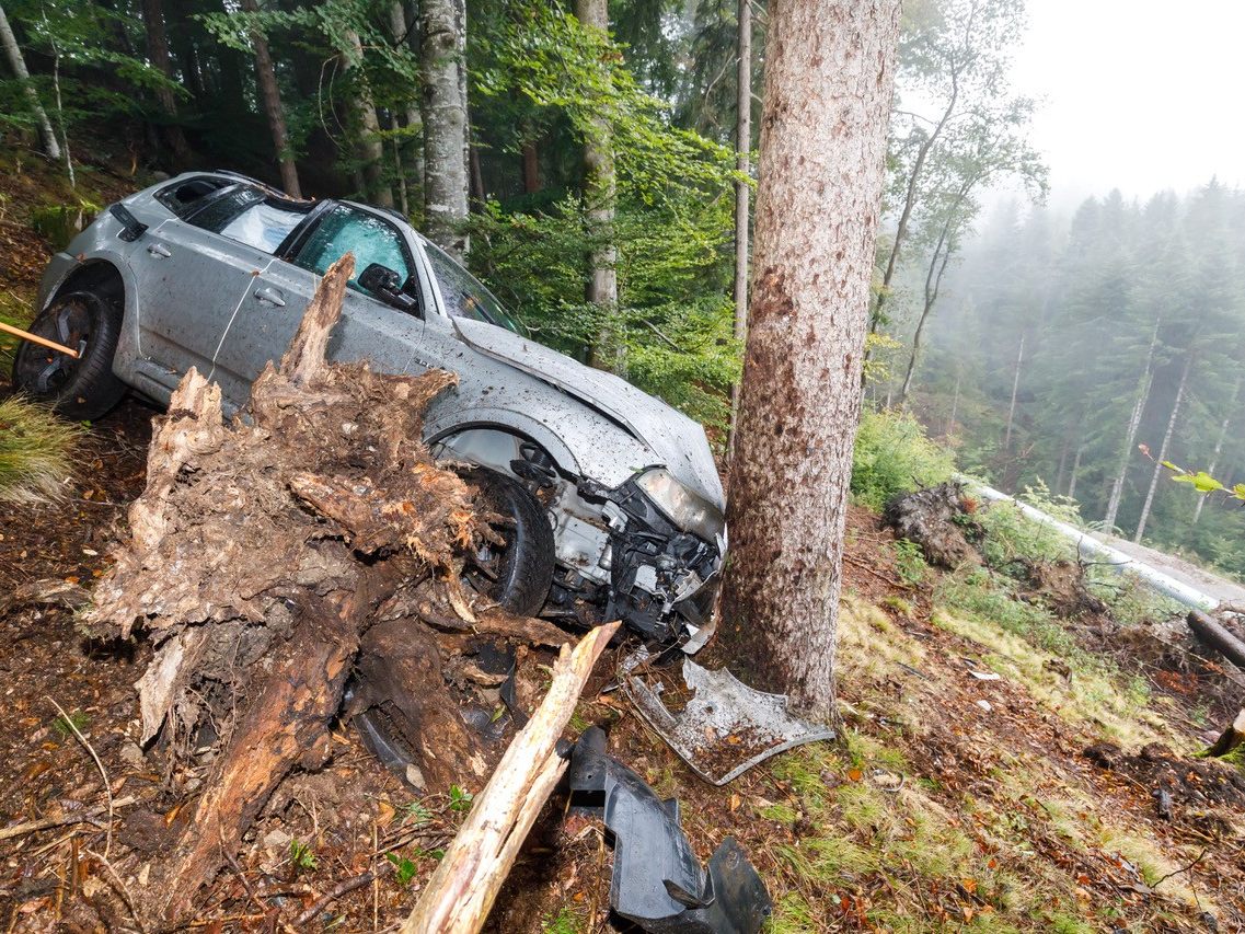 Lenker stürzt mit Pkw in Bürserberg in den Wald