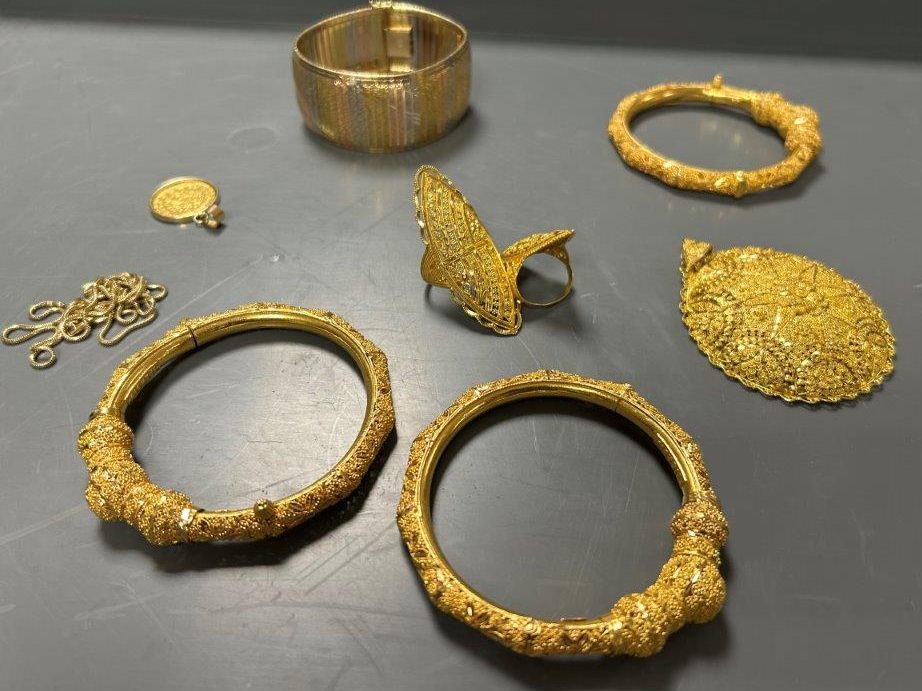 Der deutsche Zoll hat den Goldschmuck fotografiert.