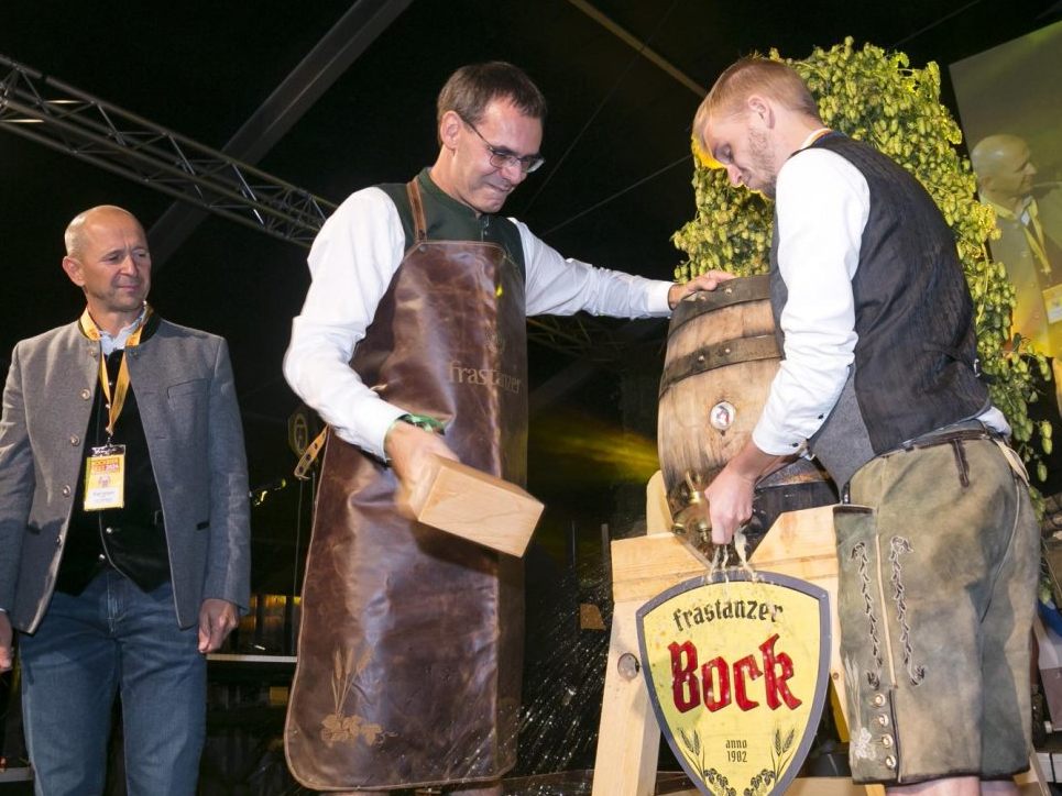 Landeshauptmann Markus Wallner beim Fassanstich beim Bockbierfest 2024.