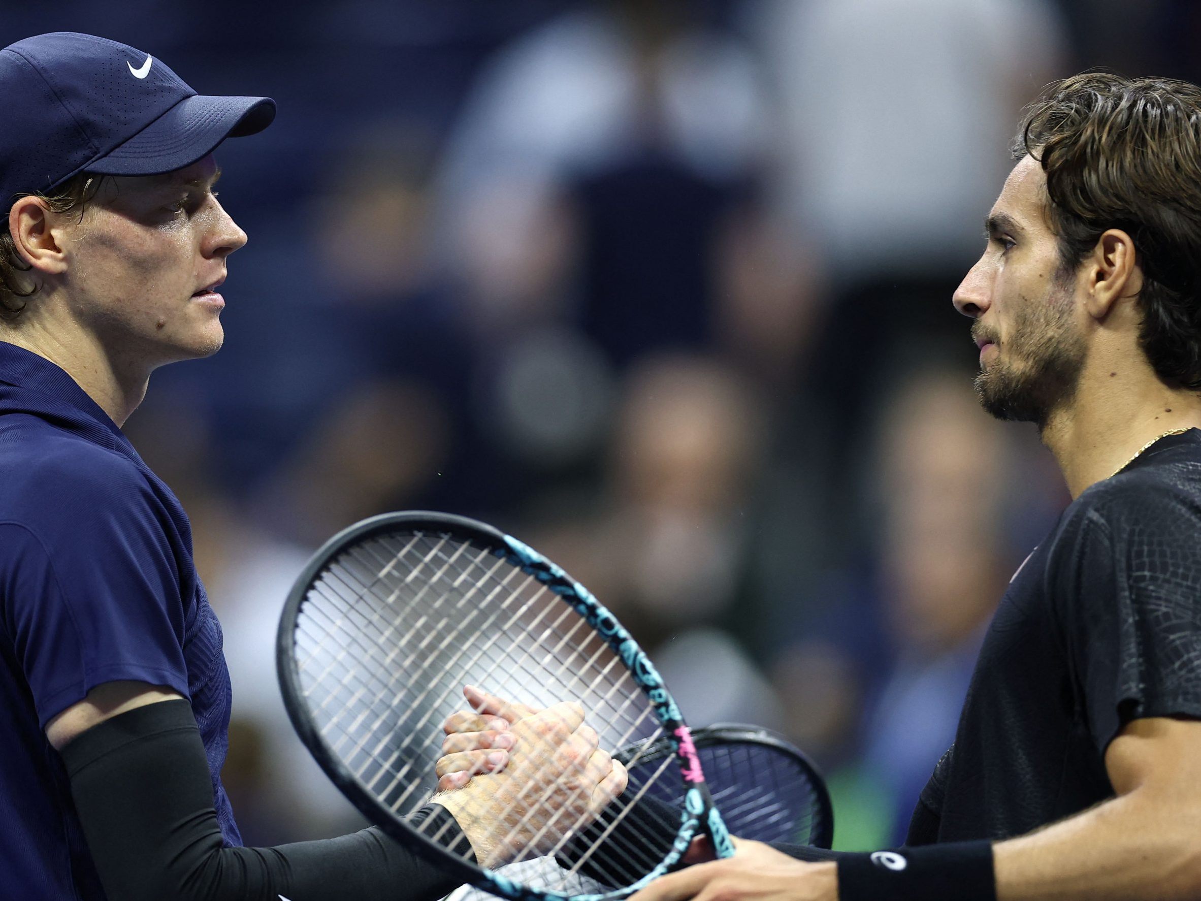 Jannik Sinner zieht souverän ins Halbfinale der US Open ein, demoliert Musetti in drei Sätzen.