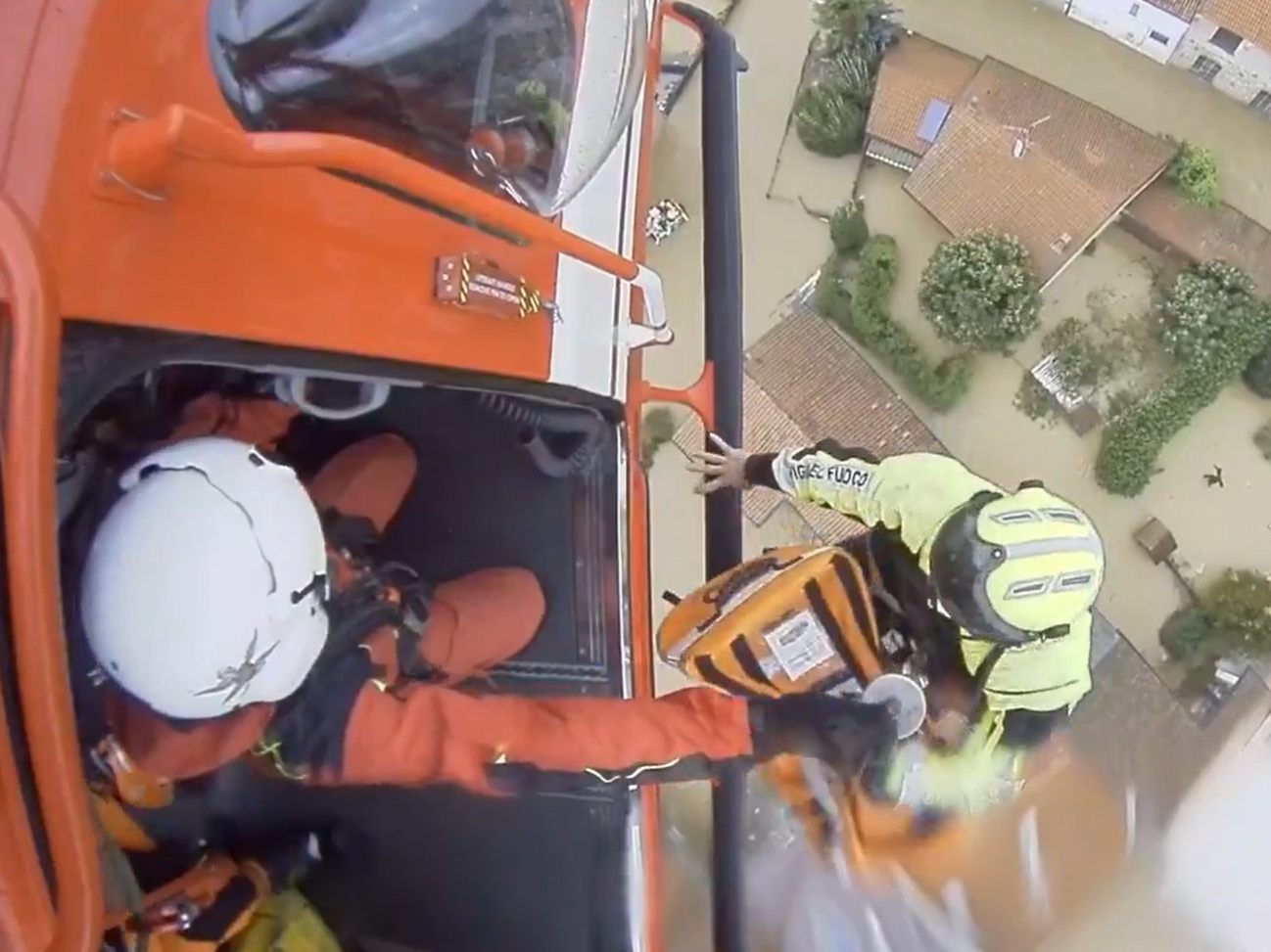 Unwetter in Italien: Baby per Helikopter gerettet.