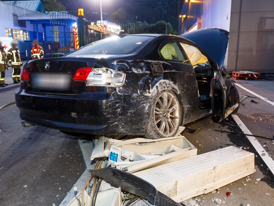 Unfall in Nüziders: Pkw durchbricht Firmenzaun.