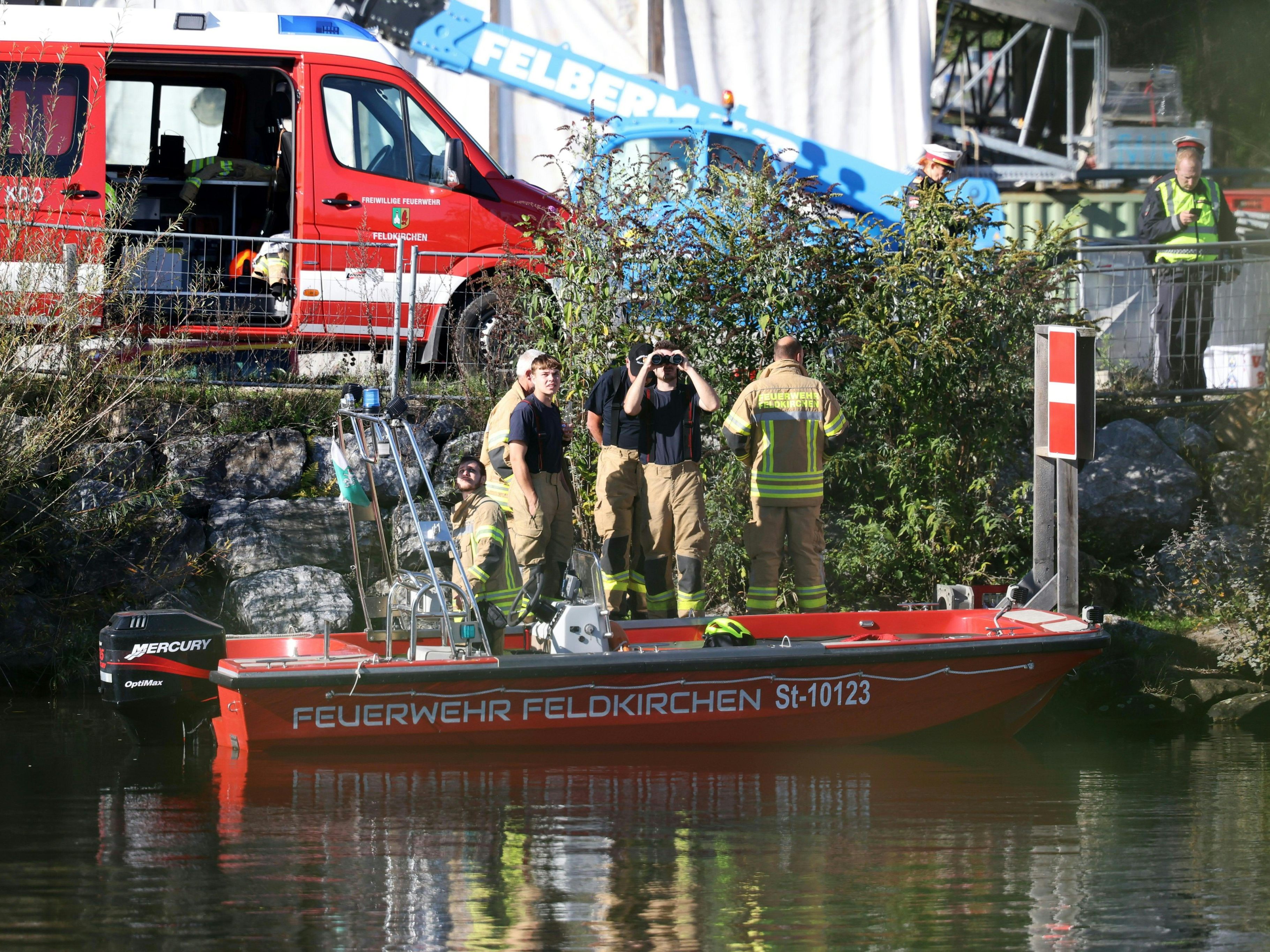 Neben dem Polizeihubschrauber wurden auch Feuerwehr-Taucher alarmiert.