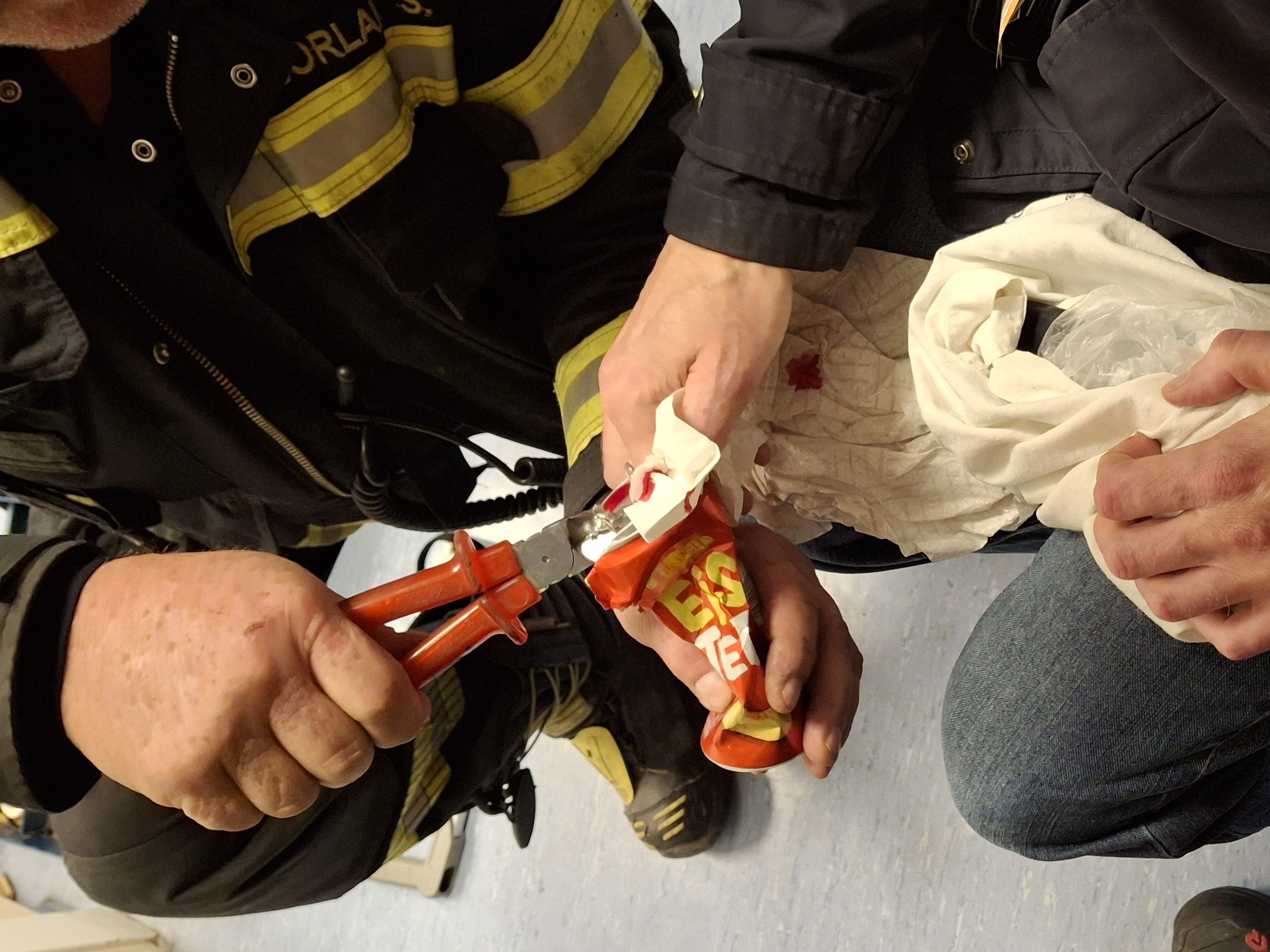 Mittels Seitenschneider konnte der Finger aus der Dose befreit werden.