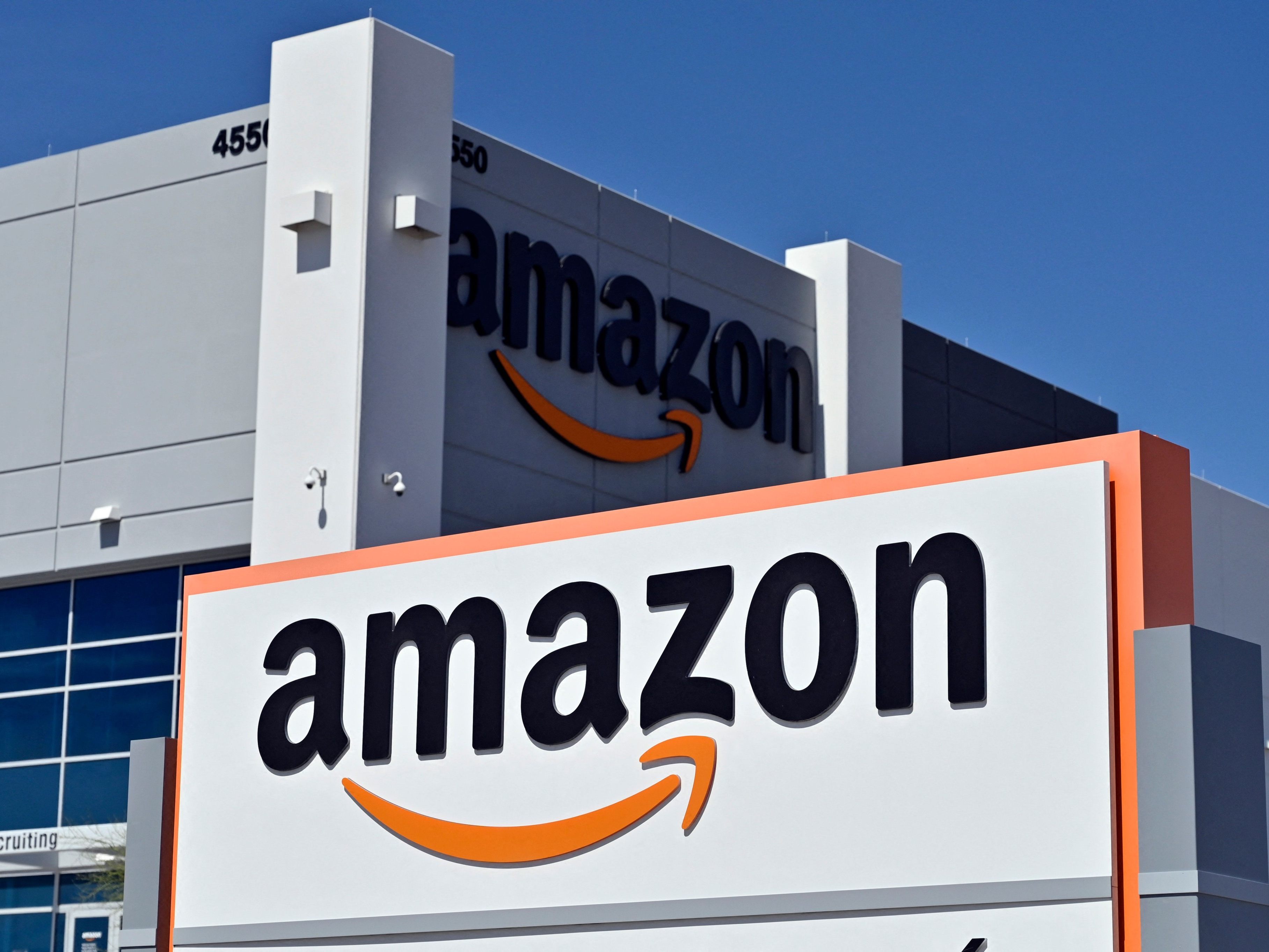 Amazon will zehntausende Stellen abbauen.