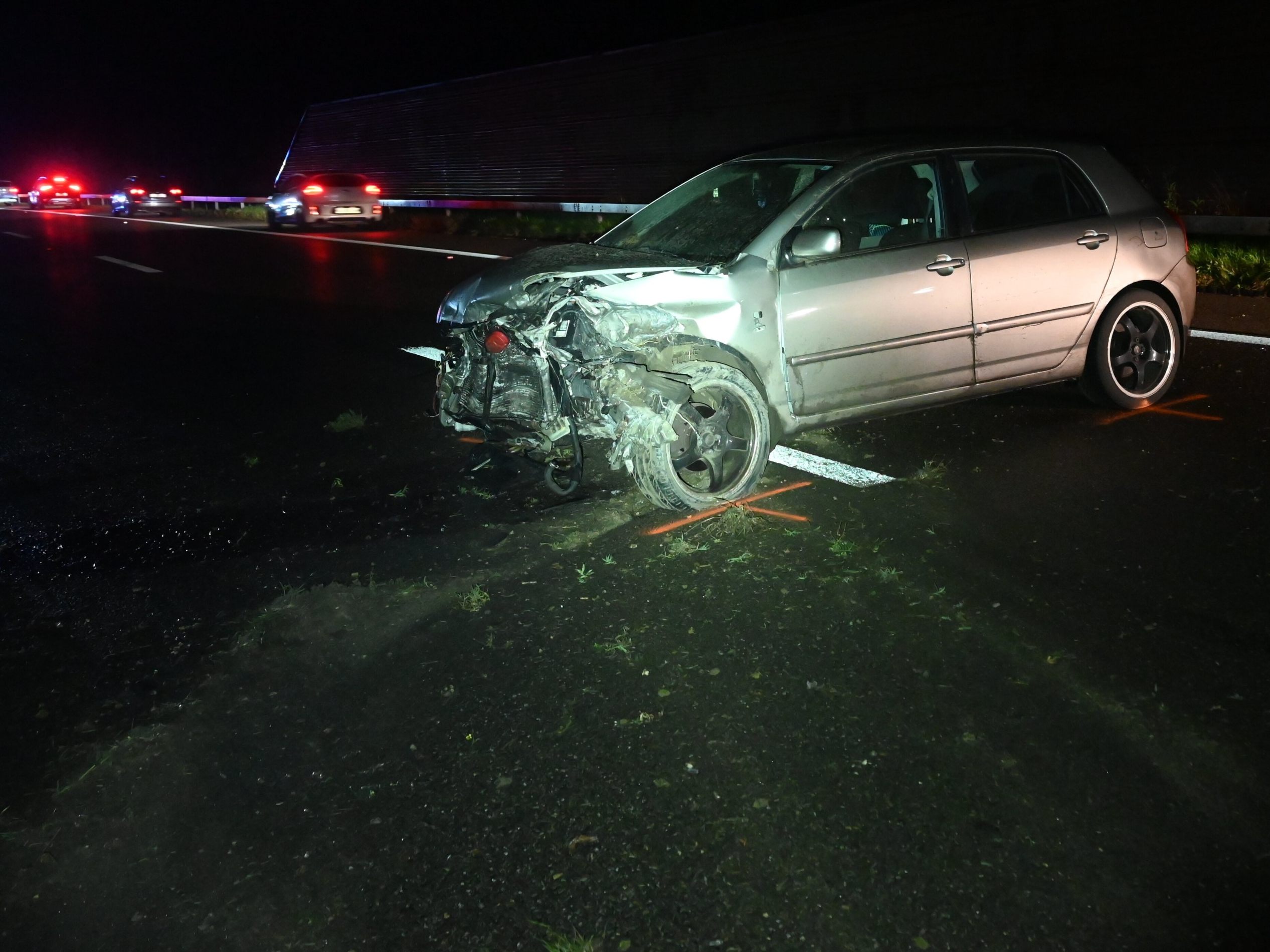 Eines der beteiligten Unfallfahrzeuge auf der A1.