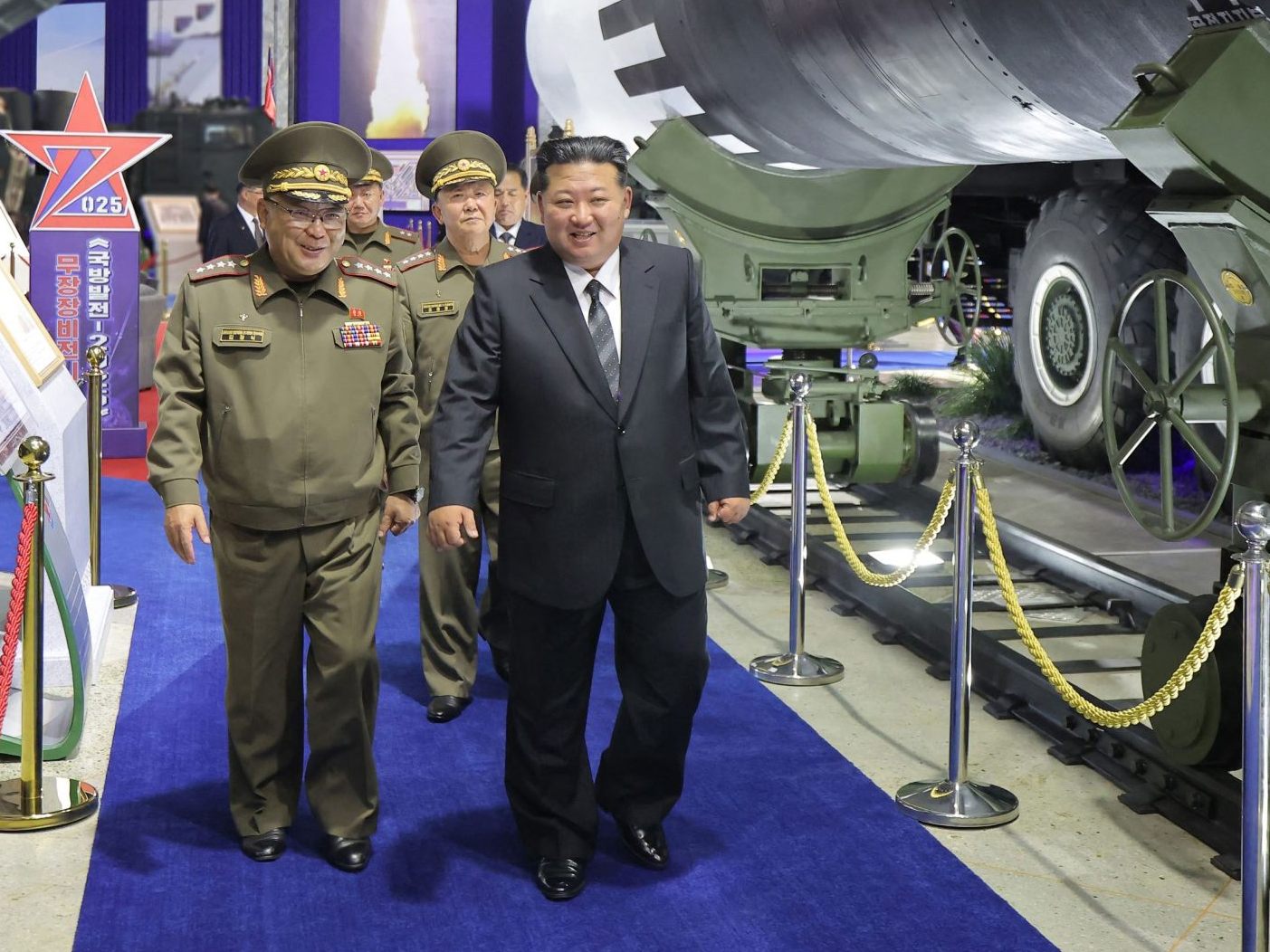 Nordkoreas Machthaber Kim Jong-un auf der Militärmesse in Pjöngjang.