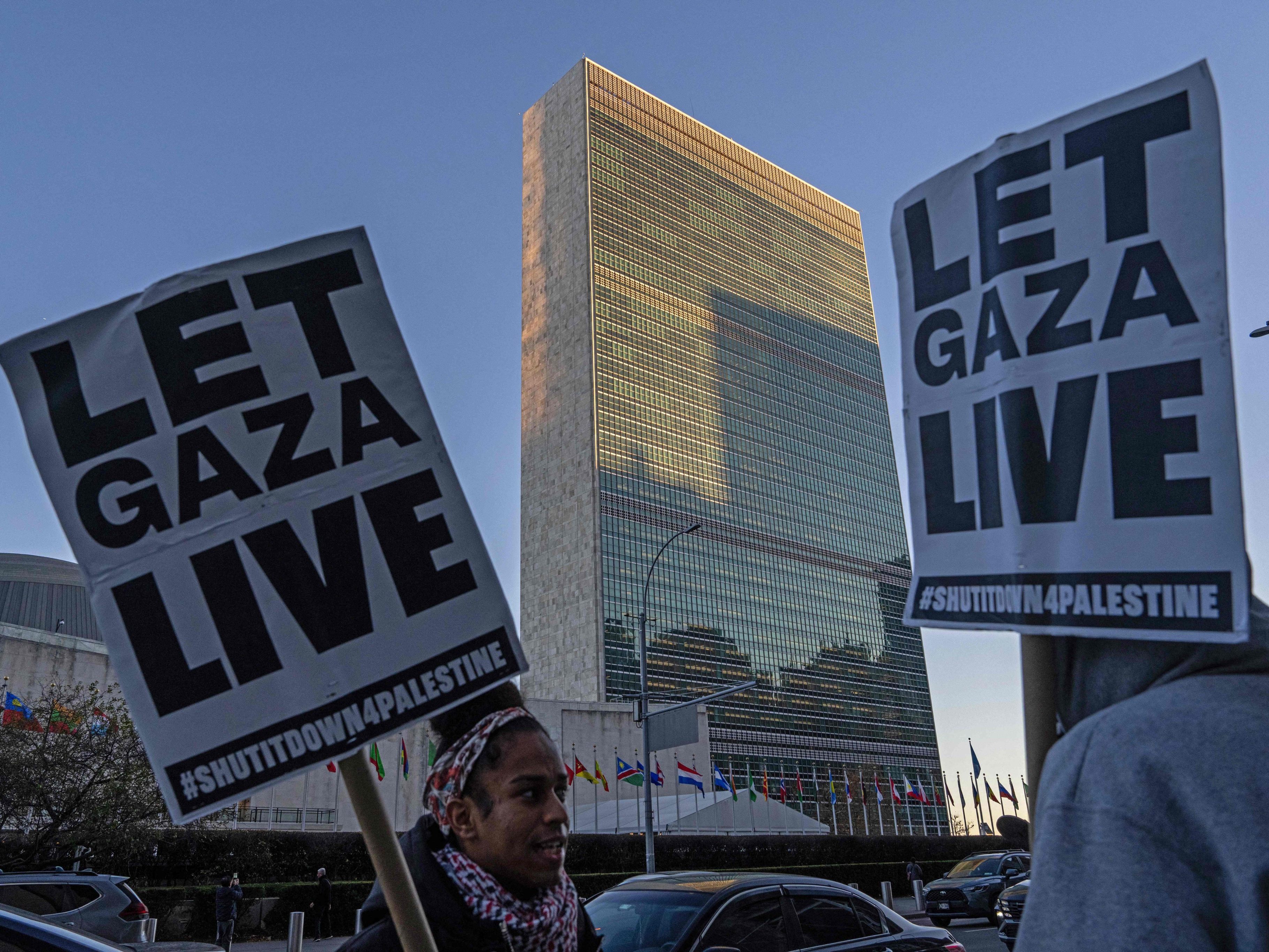 Vor dem UNO-Hauptquartier in New York demonstrieren Aktivisten mit Schildern, die ein Ende der Gewalt im Gazastreifen fordern. Die Proteste begleiten die Abstimmung des Sicherheitsrats über eine neue Resolution zum Gaza-Konflikt.
