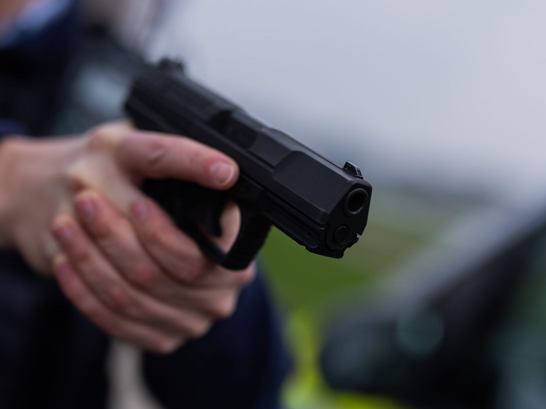 Ein zwölfjähriges Mädchen ist bei einem Polizeieinsatz in Bochum lebensgefährlich verletzt worden.