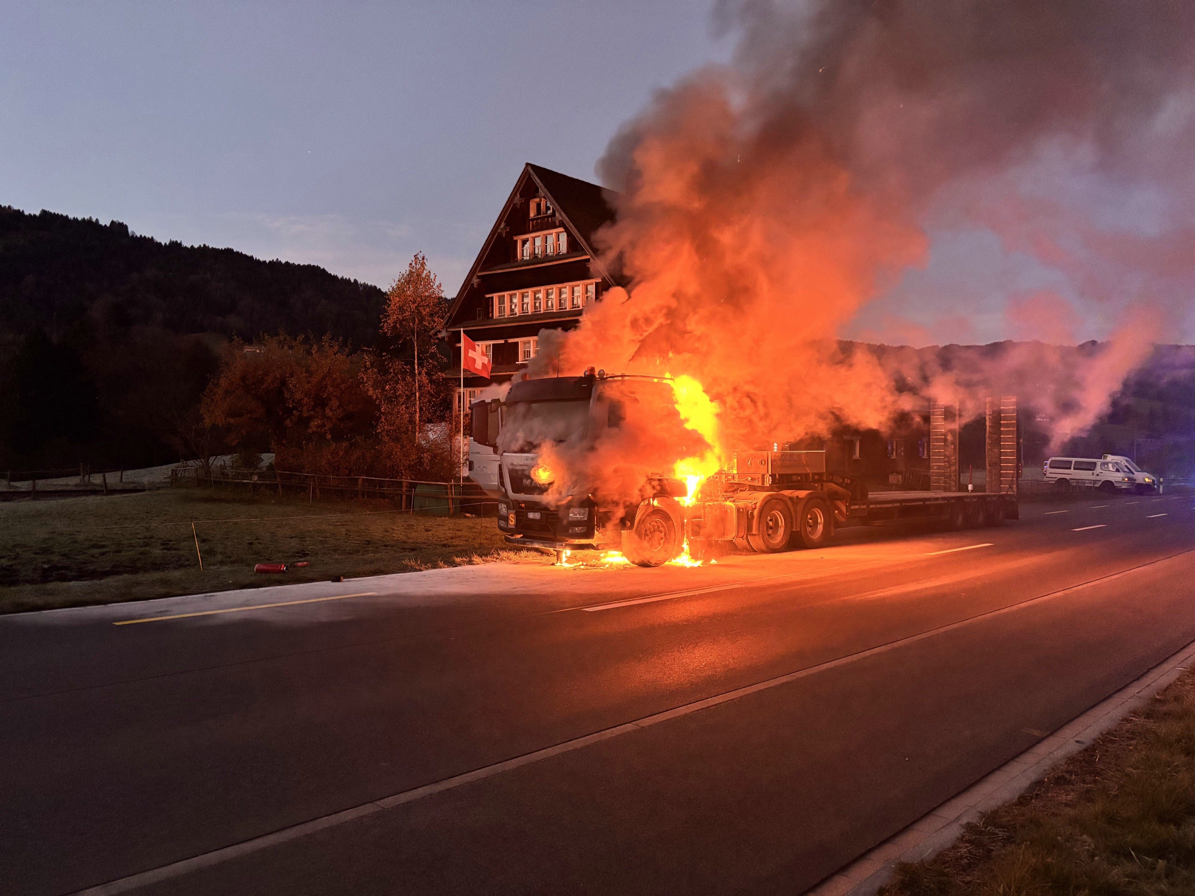 Ein Lkw ist am Freitag bei St.Gallen in Brand geraten. Diesel und Löschwasser gelangten in die Umwelt.