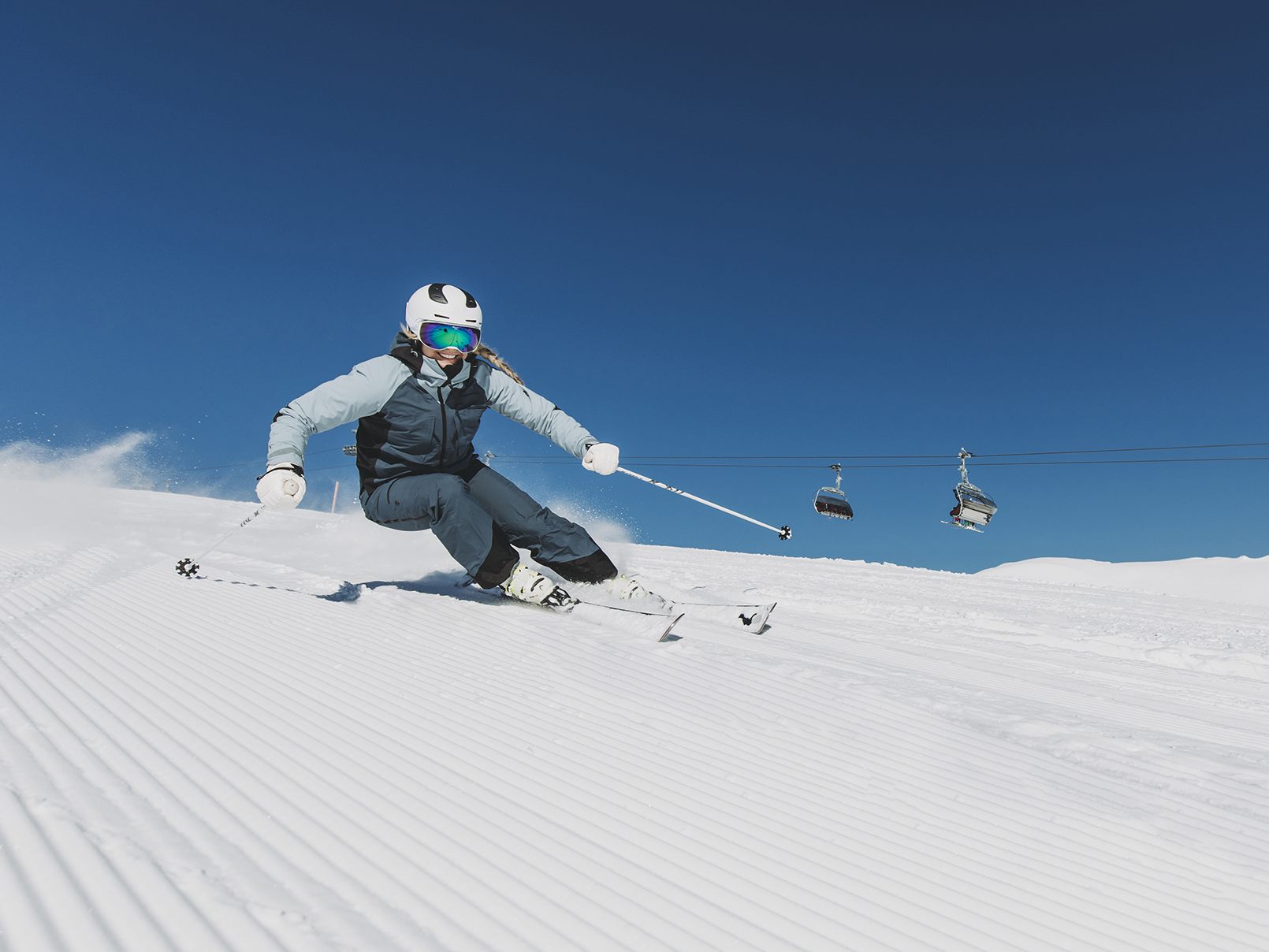 Mit dem Saisonbeginn kehrt Leben auf die Pisten in Vorarlberg zurück.