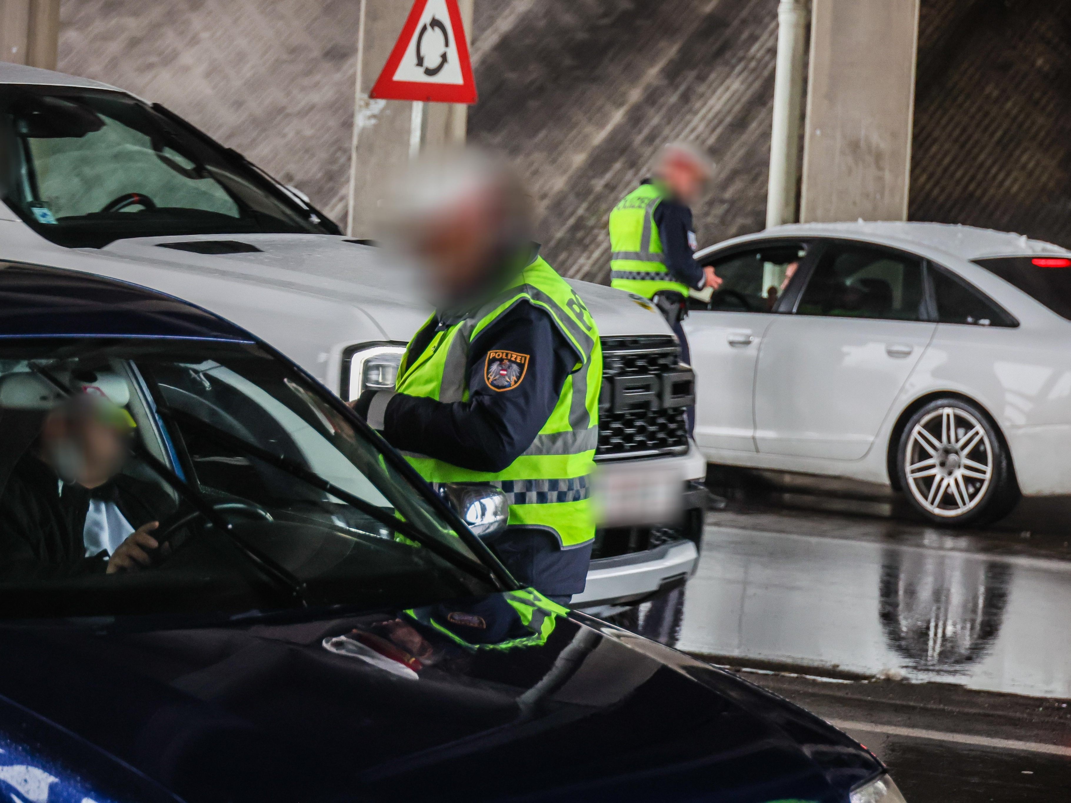 Im Rahmen von Verkehrsschwerpunktkontrollen in den Bezirken Feldkirch und Bludenz wurden mehrere Führerscheine entzogen und eine Frau wurde festgenommen.