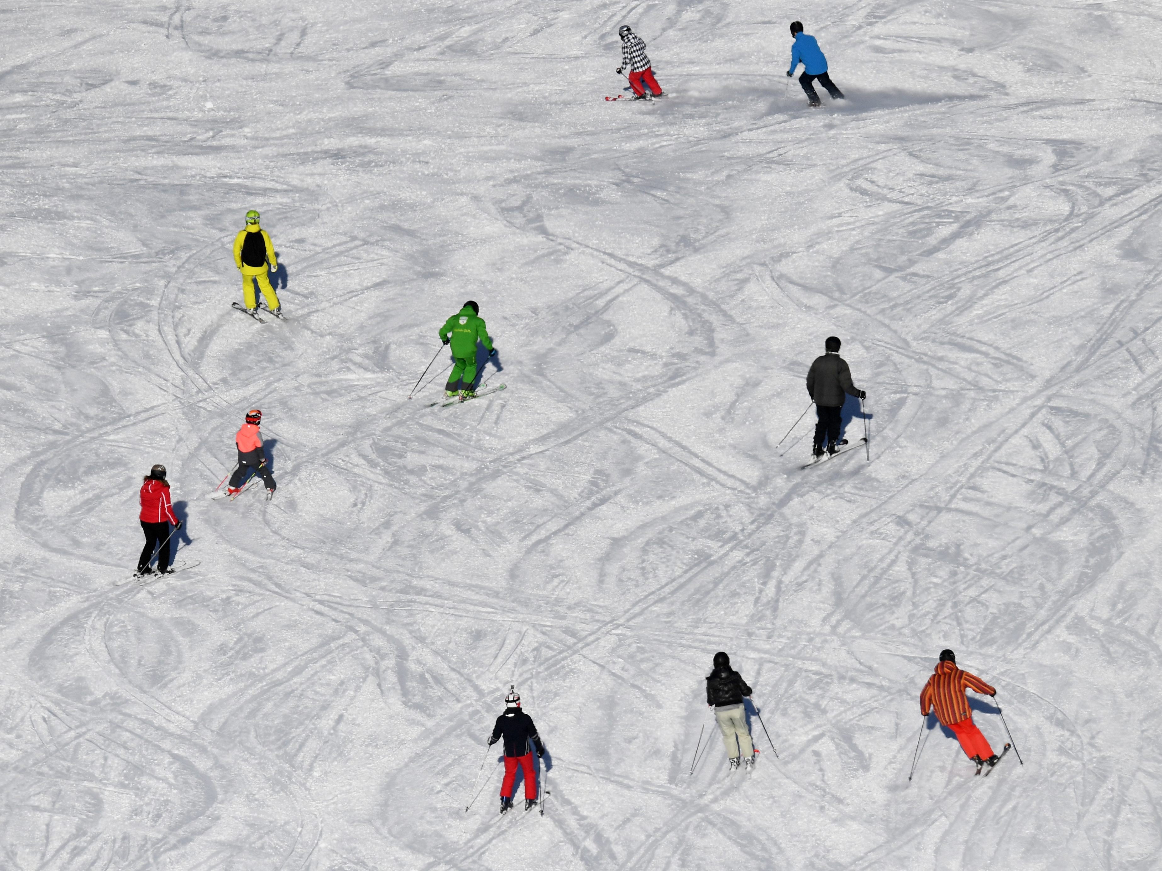 Ein Skifahrer wurde bei einer Kollision auf der Piste verletzt.