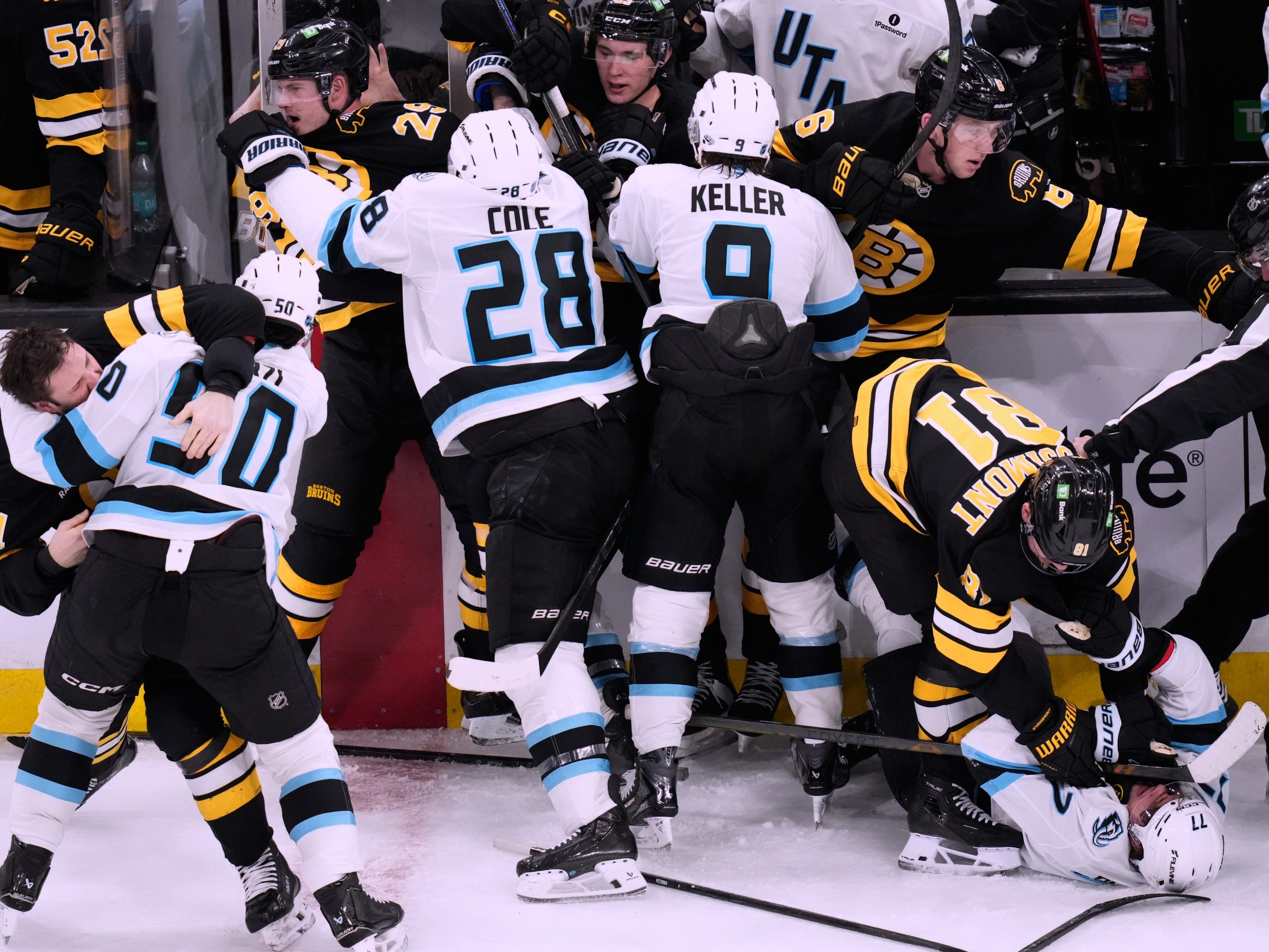 Massenschlägerei im Spiel zwischen den Utah Mammoth und den Boston Bruins.