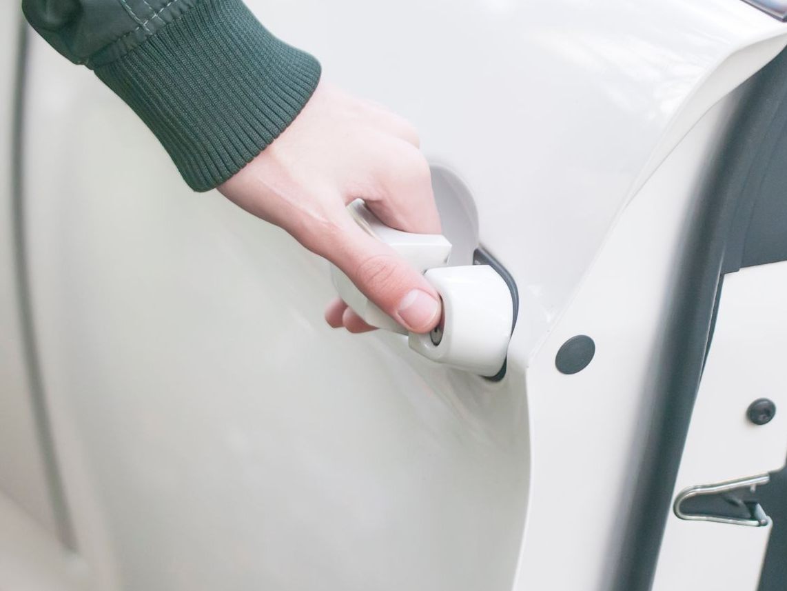 Die Polizei warnt vor Auto-Einbrechern.