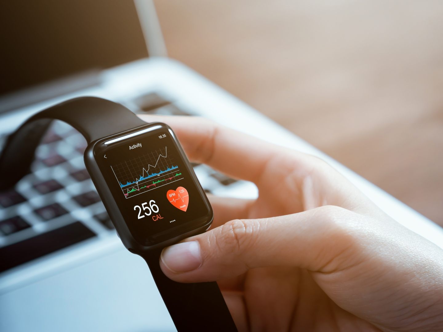 Moderne Fitness-Tracker liefern zahlreiche Daten, doch nicht alle helfen Frauen tatsächlich dabei, besser auf ihren Körper zu hören.
