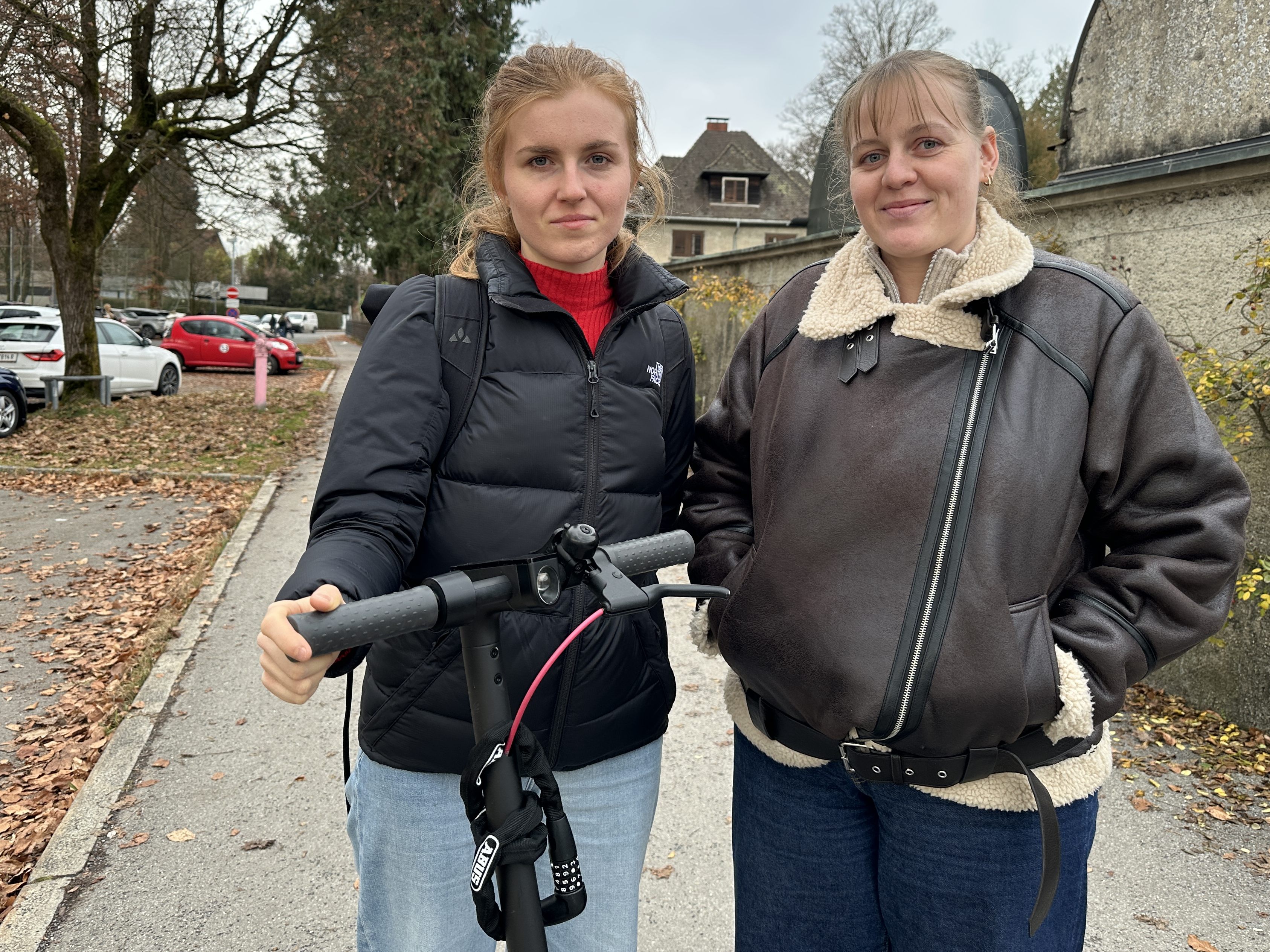Isabelle Stahl und Nina Tschaler vor dem Friedhof.