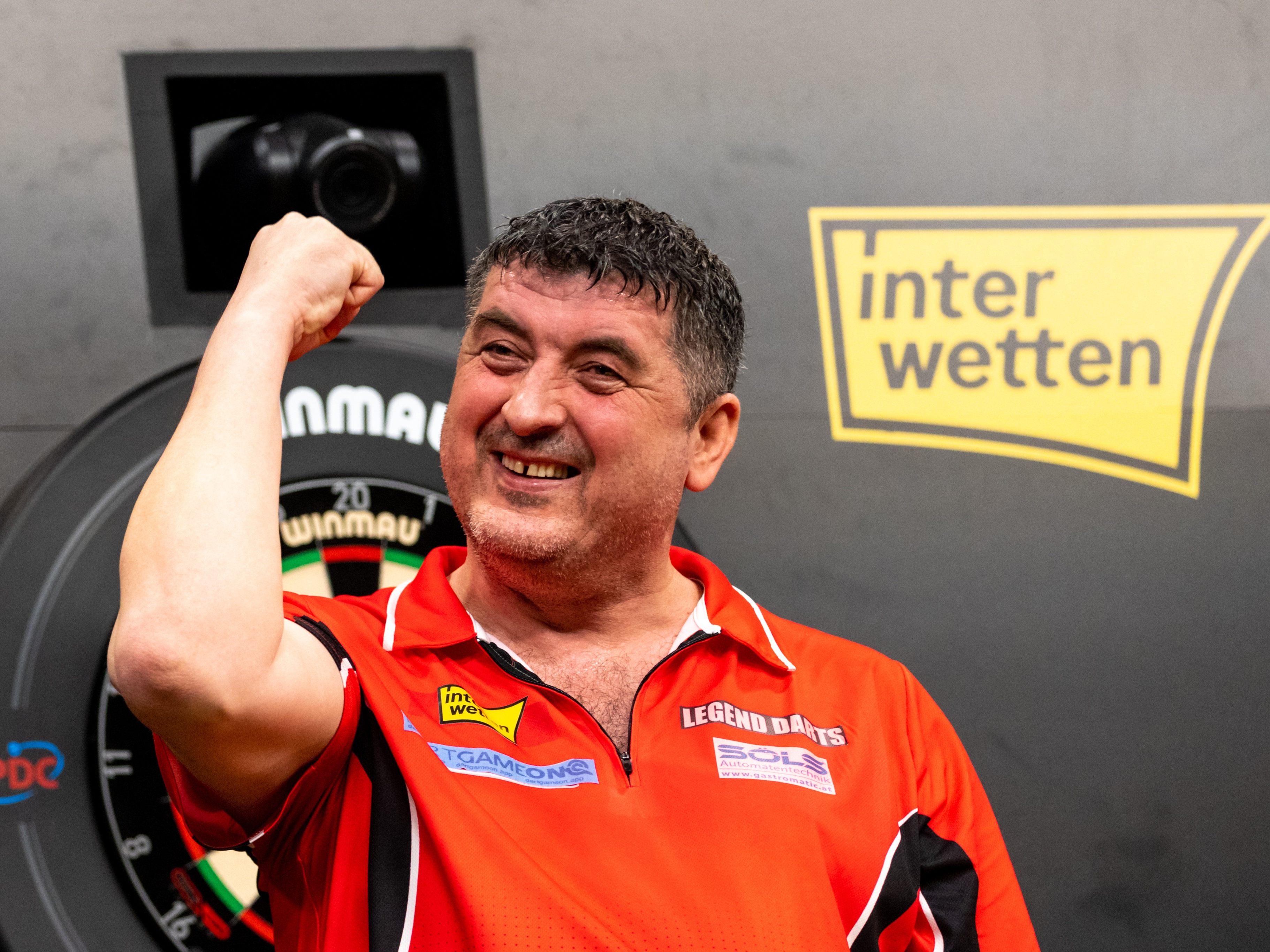 Mensur Suljovic muss gegen den Weltmeister an die Dartscheibe.