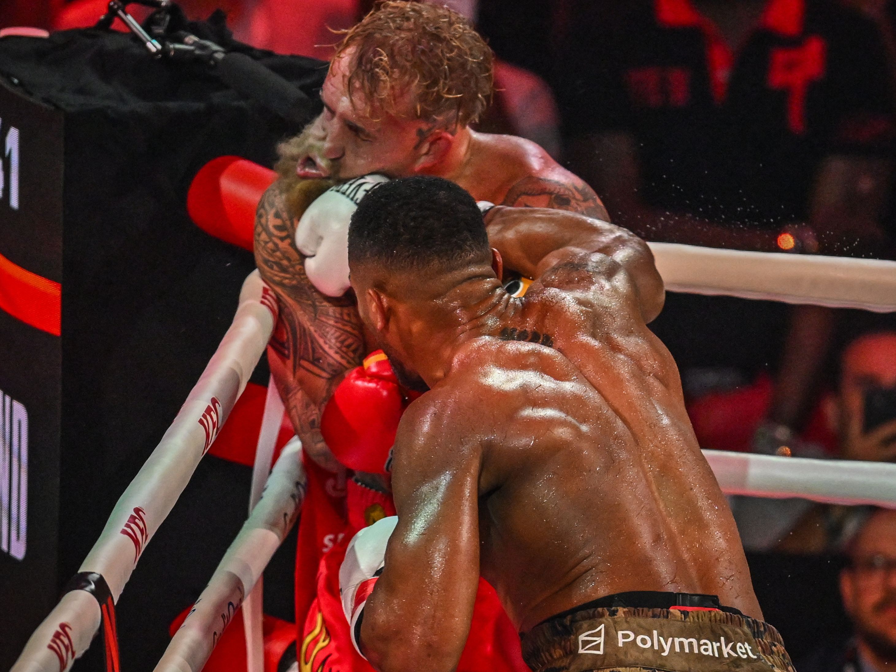 Anthony Joshua knockt Jake Paul aus – Kampf endet in Runde sechs.