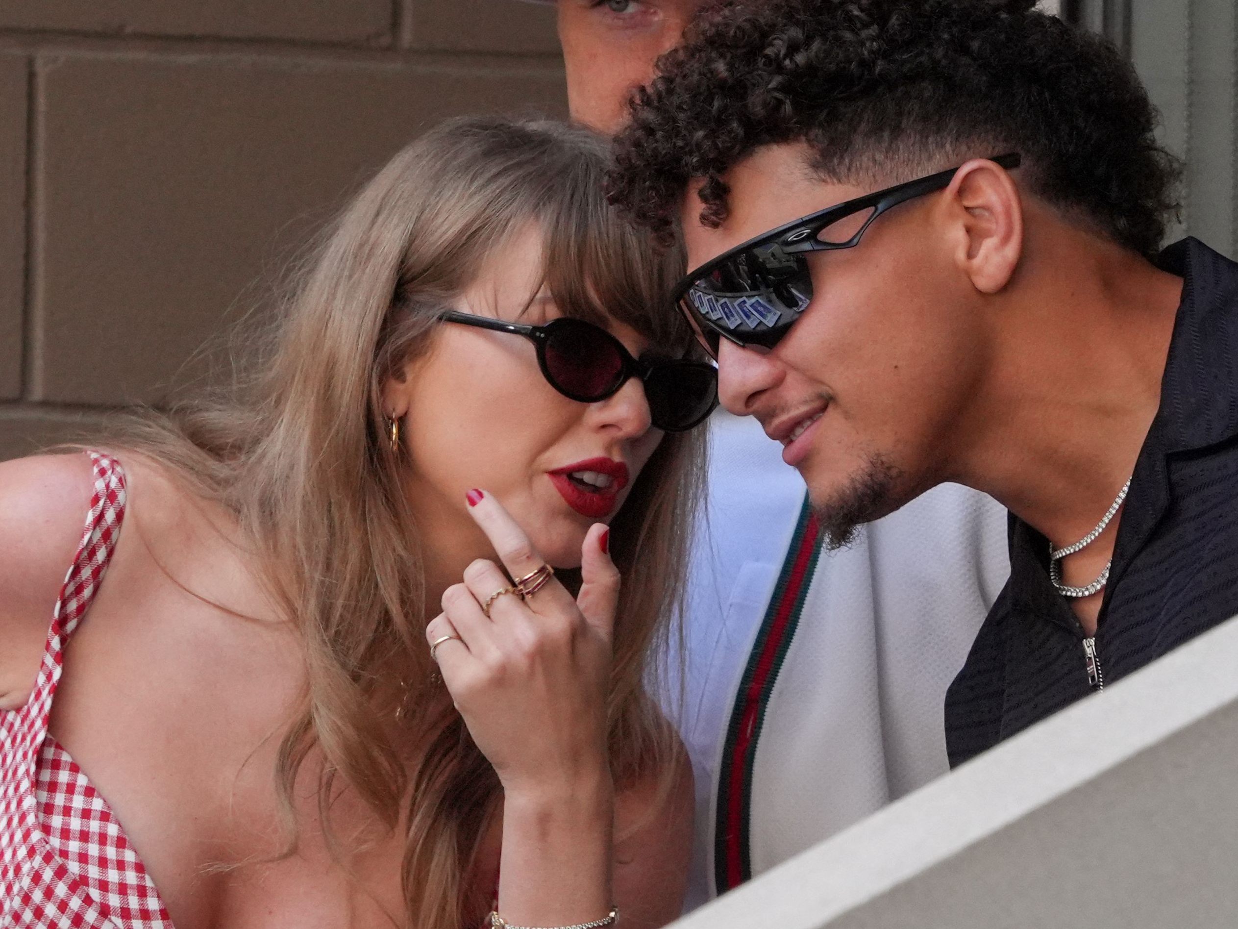 Patrick Mahomes (r.) mit Musik-Superstar Taylor Swift, der Verlobten seines Teamkollegen Travis Kelce.