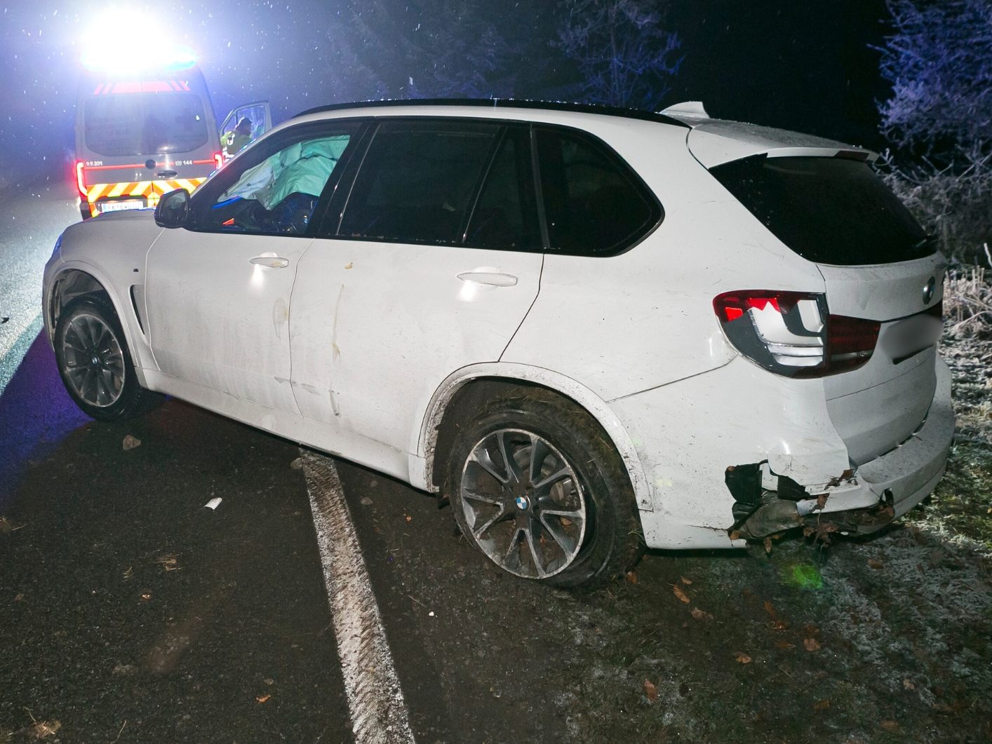 Der Pkw wurde bei dem Unfall links hinten beschädigt.