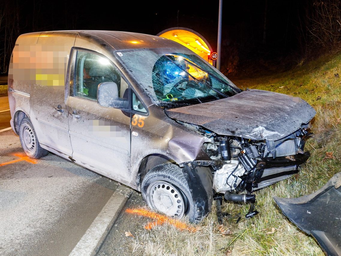 Schwerer Unfall im Maurentobeltunnel: Lenker prallt gegen Tunnelwand.