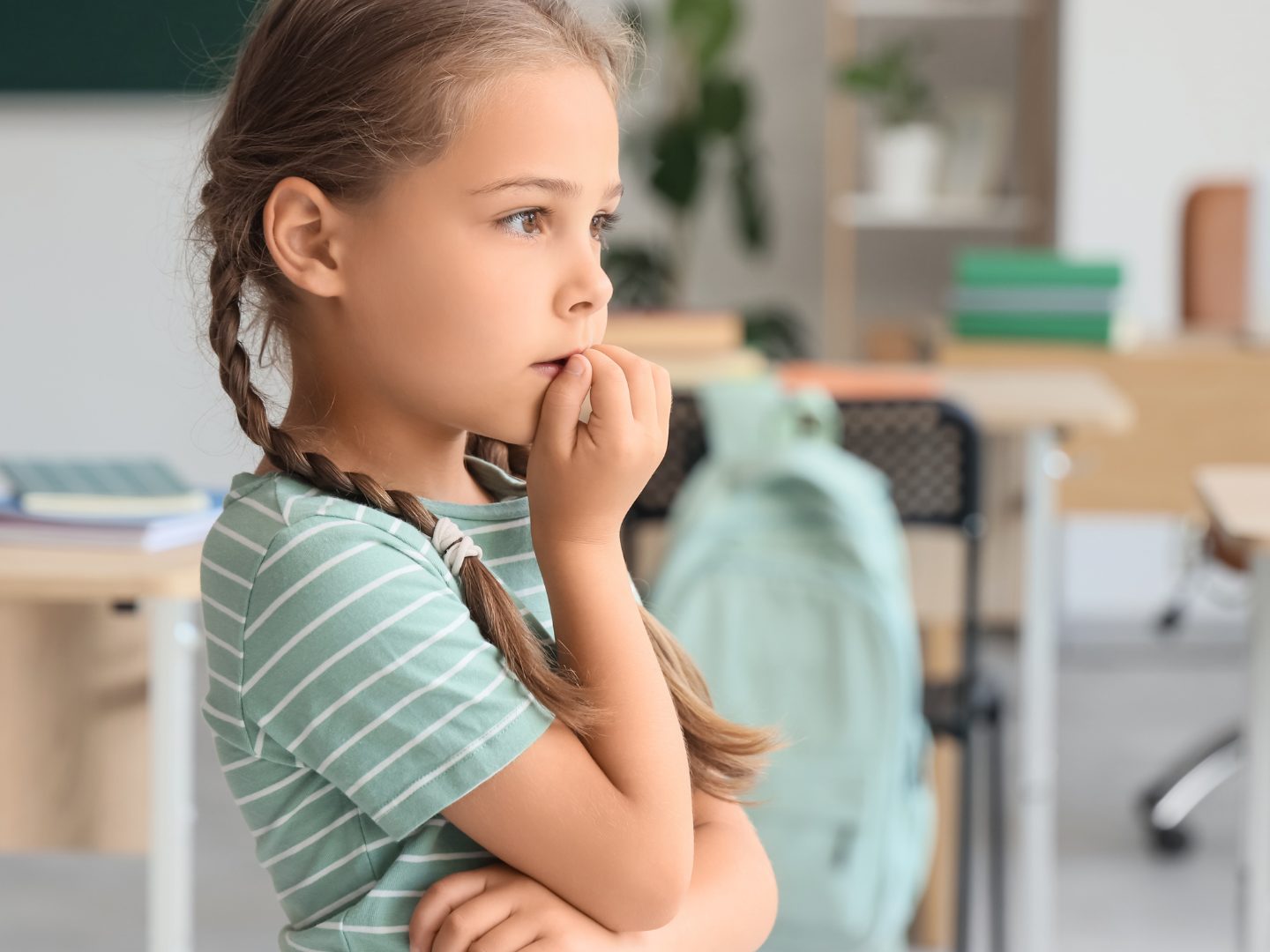 Nägelkauen bei Kindern ist oft harmlos – kann aber auch ein Signal für Stress oder Überforderung sein.