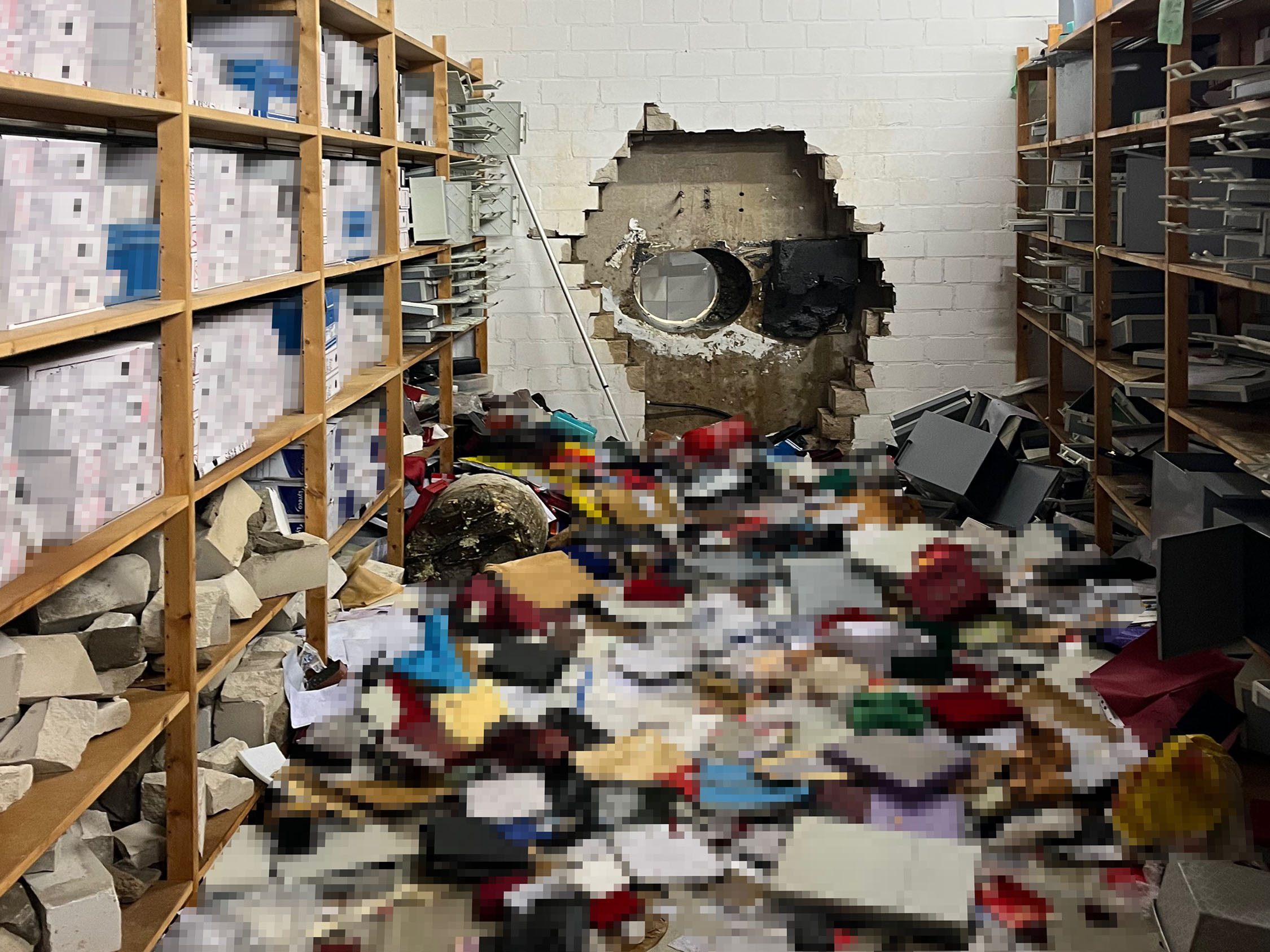 Der oder die Täter haben von einem Raum (Foto) ein großes Loch gebohrt, um in den Tresorraum zu gelangen.