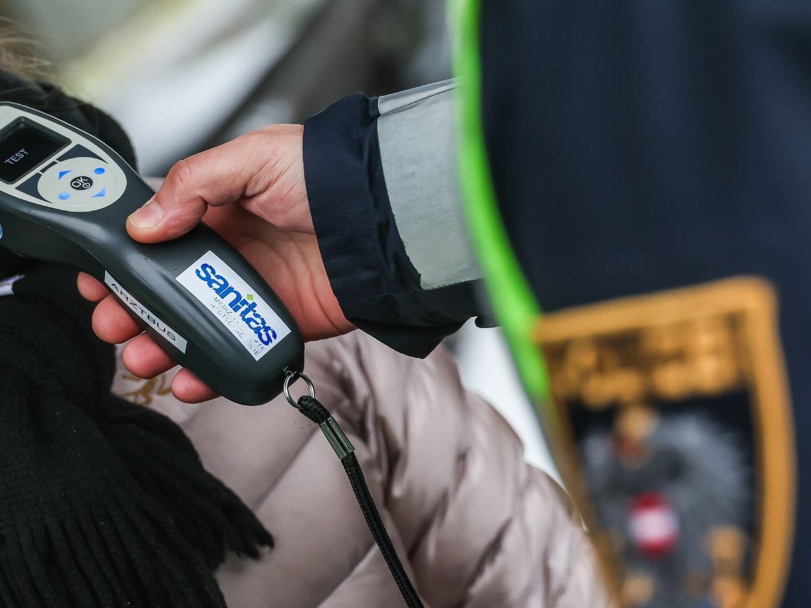 17-Jähriger überschlägt sich mit Auto in Höchst – alkoholisiert und ohne Führerschein unterwegs. (Symbolbild)