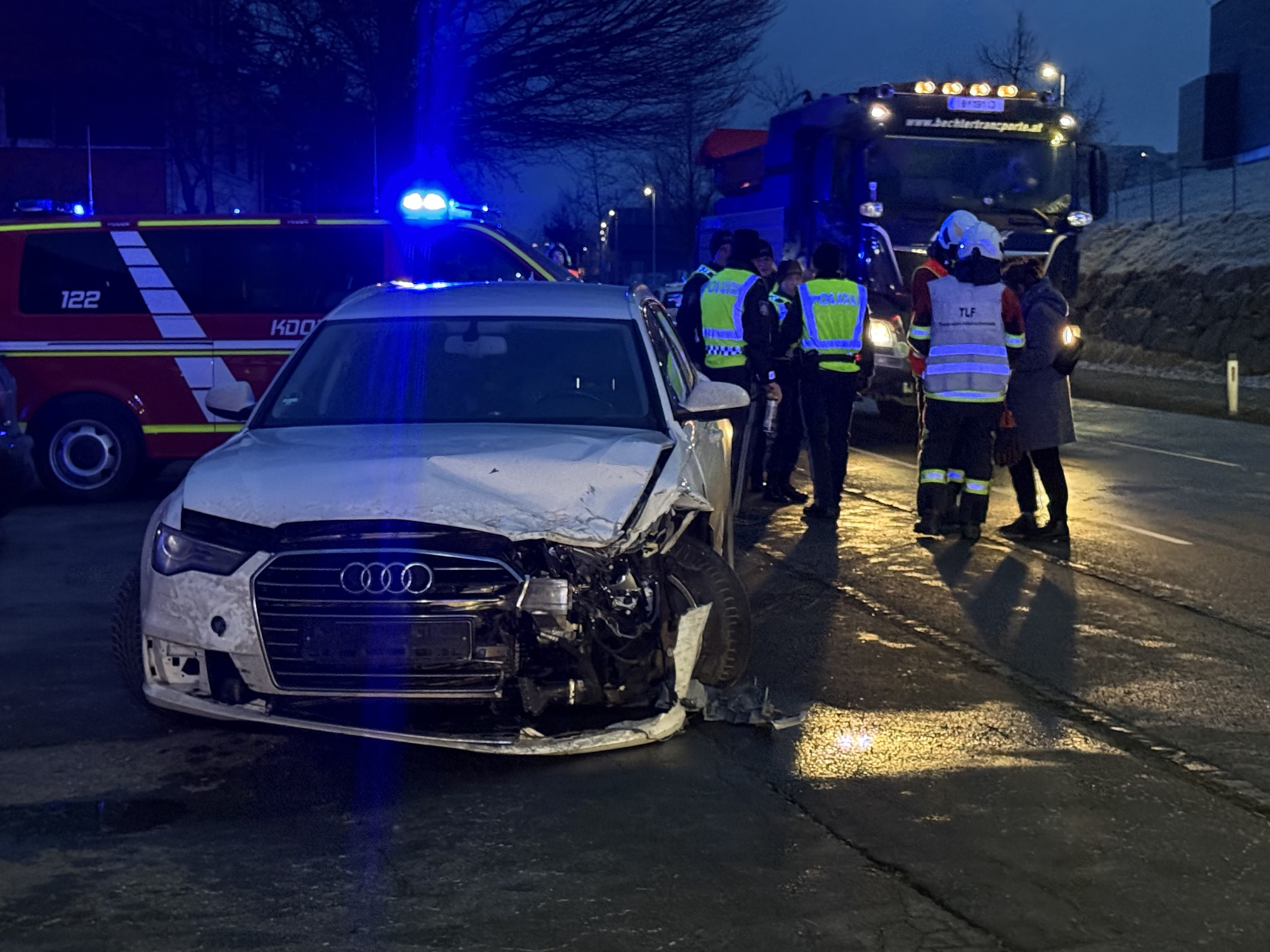 Audi kracht auf Gegenfahrbahn: schwerer Unfall in Alberschwende.