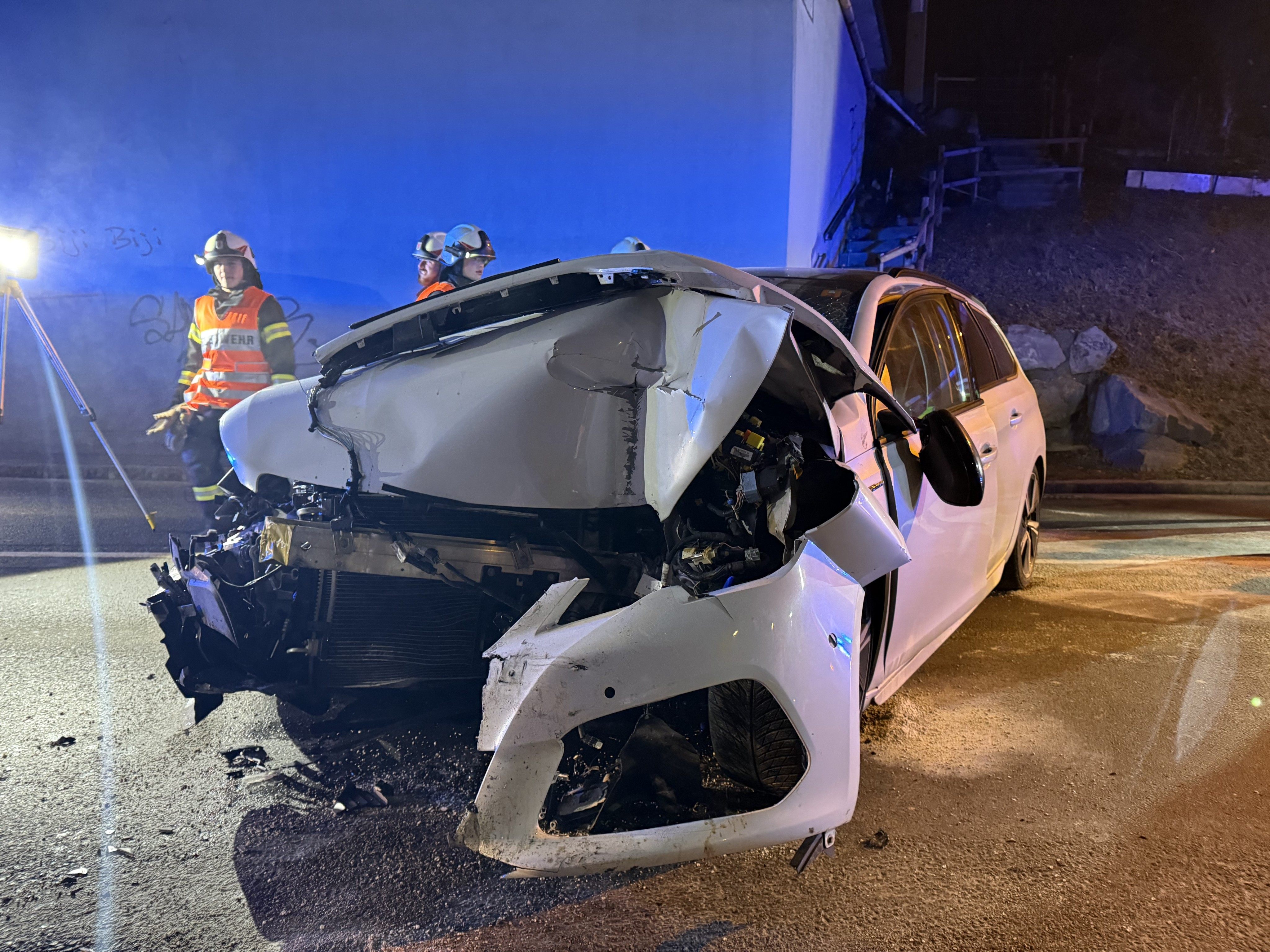 Peugeot prallt in Lauterach gegen Betonwand