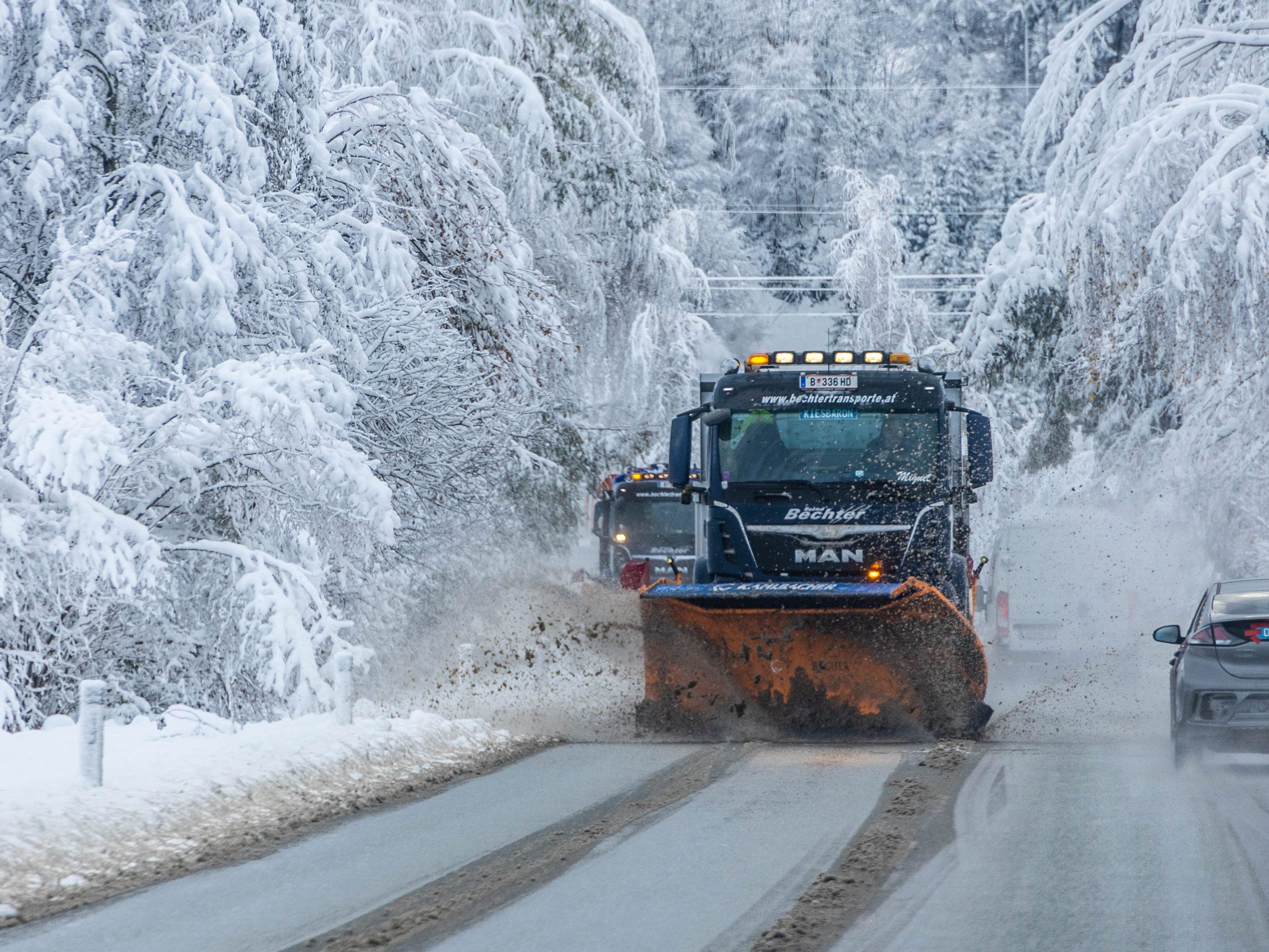 Darf man in Österreich Schneepflüge oder Streuwagen überholen? Was erlaubt ist – und warum es meist riskant ist.