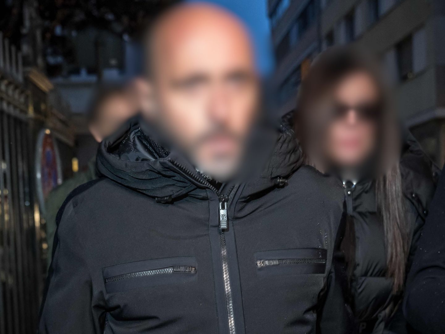 Acht Tage nach dem tödlichen Brand in der Bar „Le Constellation“ in Crans-Montana ist das Betreiber-Ehepaar Moretti am Freitag zu einer Anhörung bei der Staatsanwaltschaft erschienen.