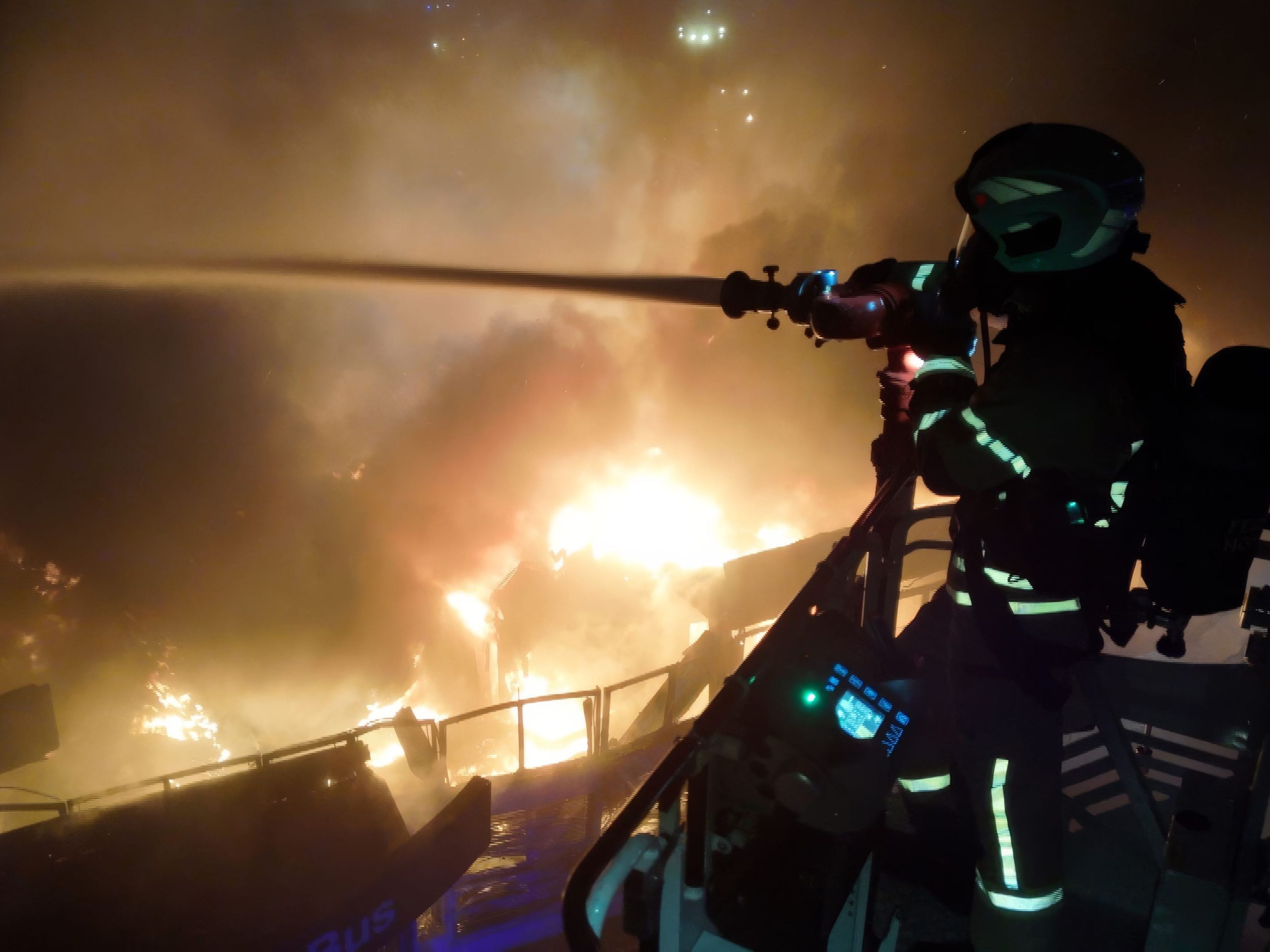 In der Nacht auf Dienstag kam es kurz nach Mitternacht zu einem Großbrand auf einem Industriegelände in Lustenau.
