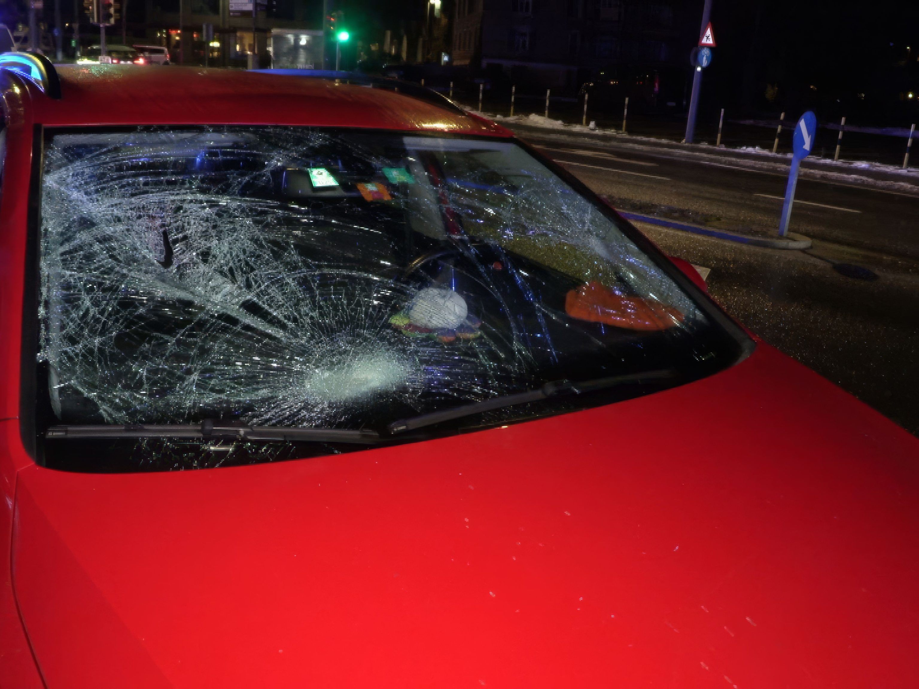 Windschutzscheibe zersplittert – Auto erfasst zwei Menschen