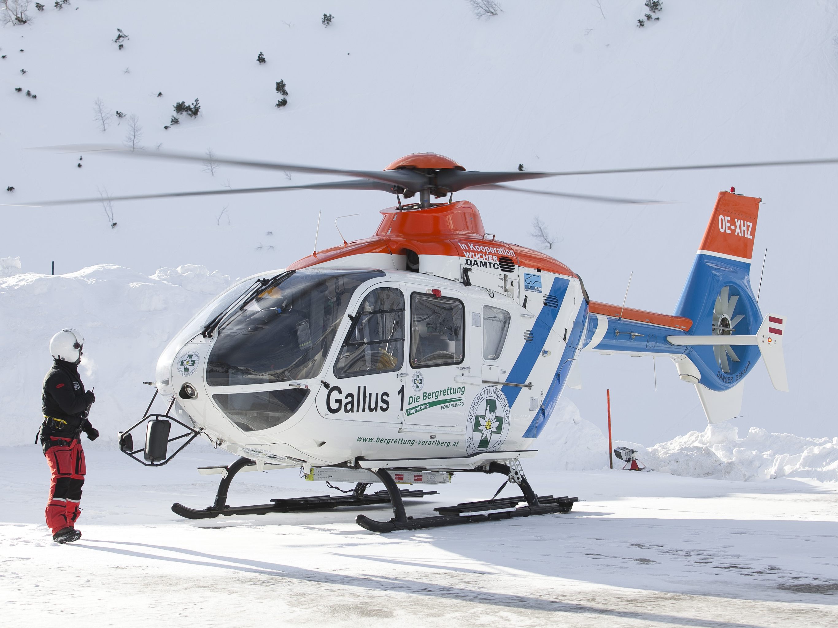 Zwei Skifahrer sind bei einem Lawinenabgang in Zürs verletzt worden. Sie wurden mit dem Rettungshubschrauber geborgen.