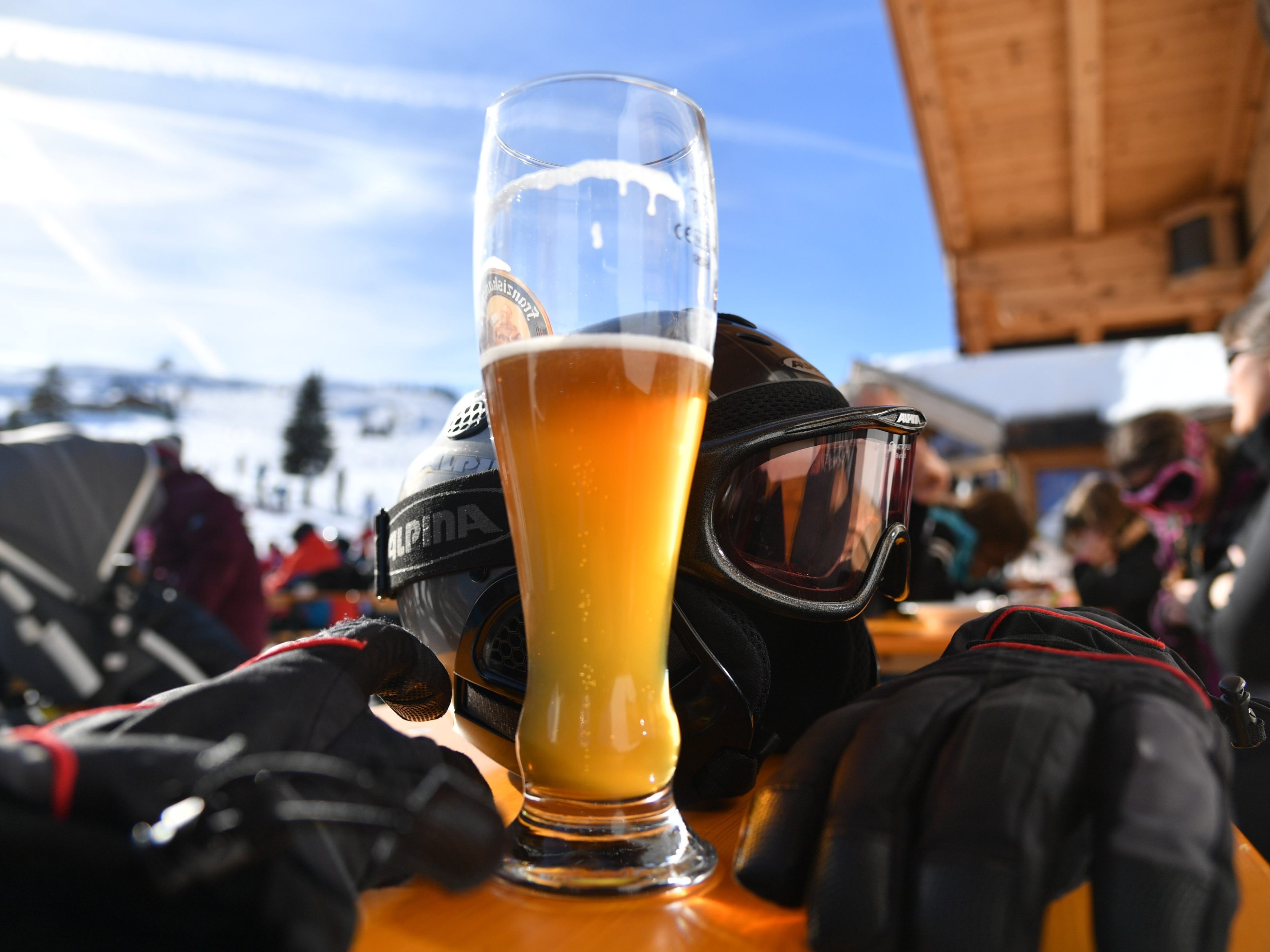 Der eigene Alkoholkonsum wird von vielen Skifahrern unterschätzt.