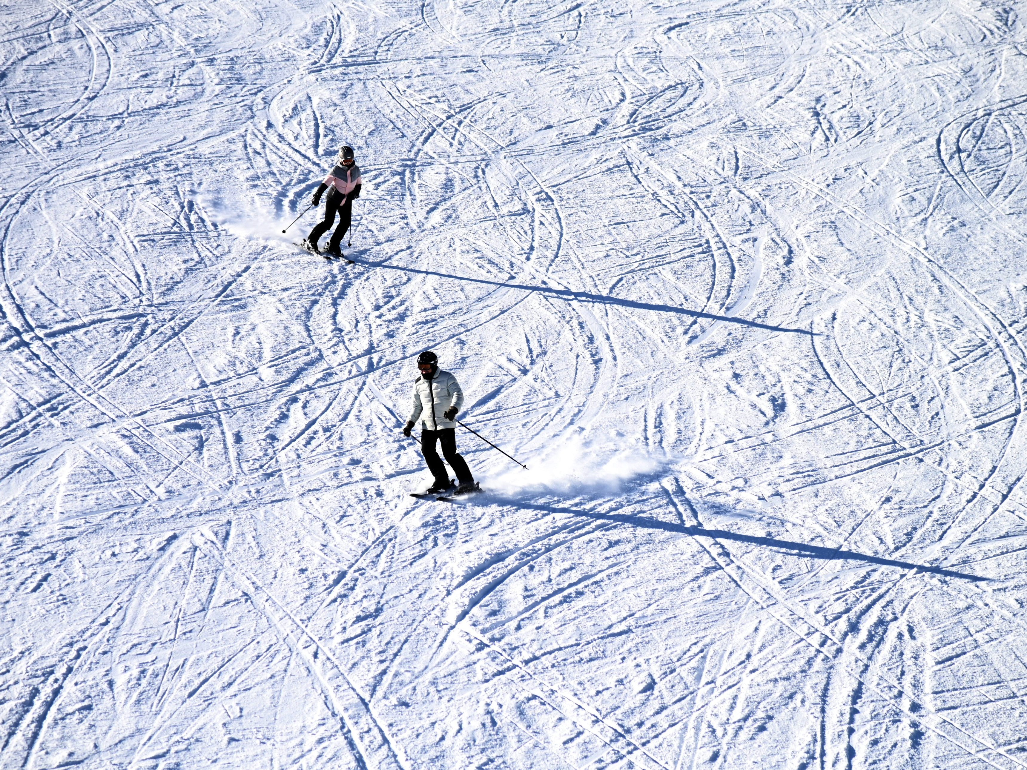 Im Skigebiet Ifen flüchtete ein unbekannter Skifahrer nach einer Kollision mit einem weiteren Wintersportler.