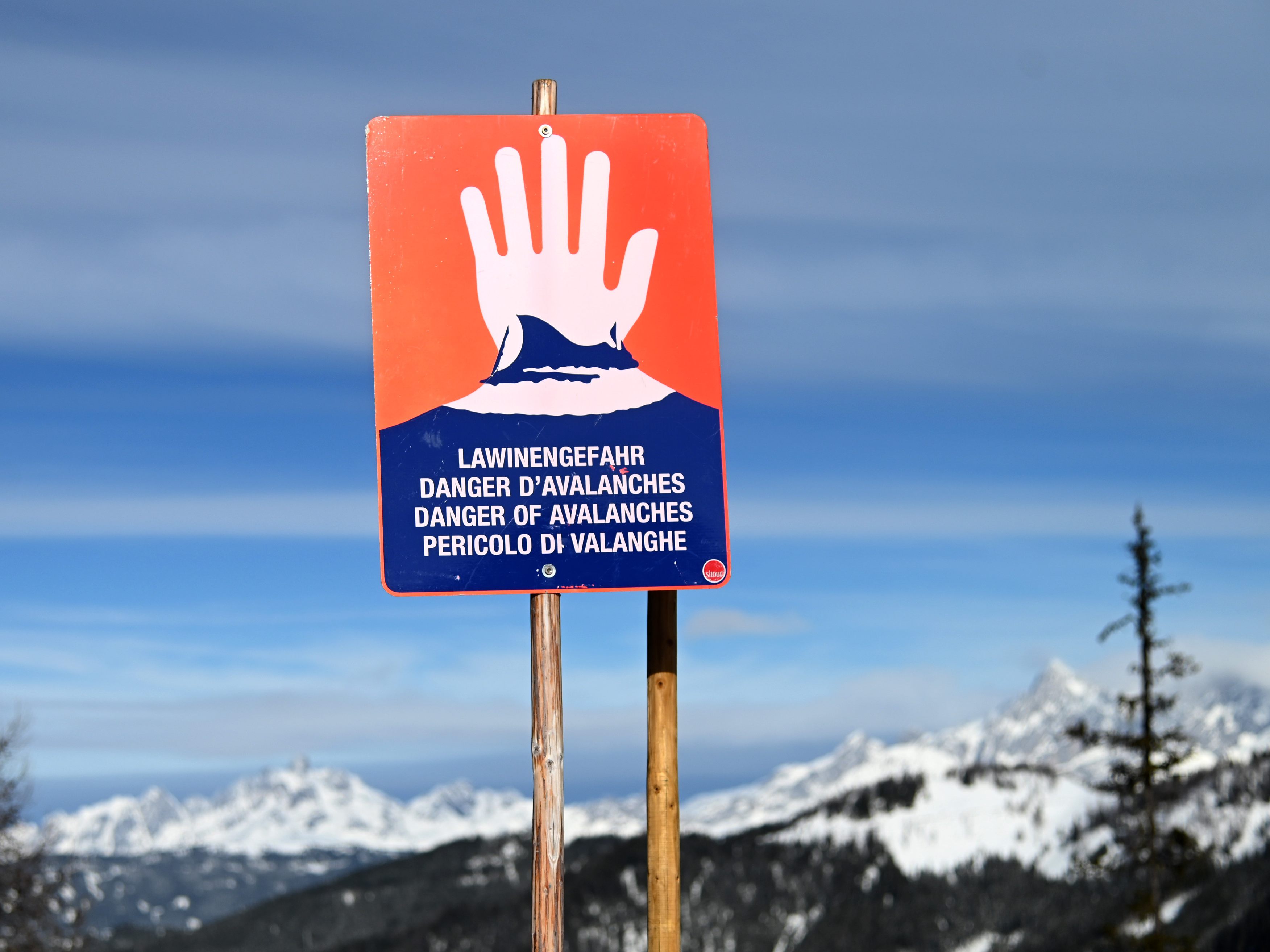 Ein 55-jähriger Freerider aus Deutschland und sein 13-jähriger Sohn haben am Samstagvormittag im freien Skiraum bei Mittelberg ein Schneebrett ausgelöst.