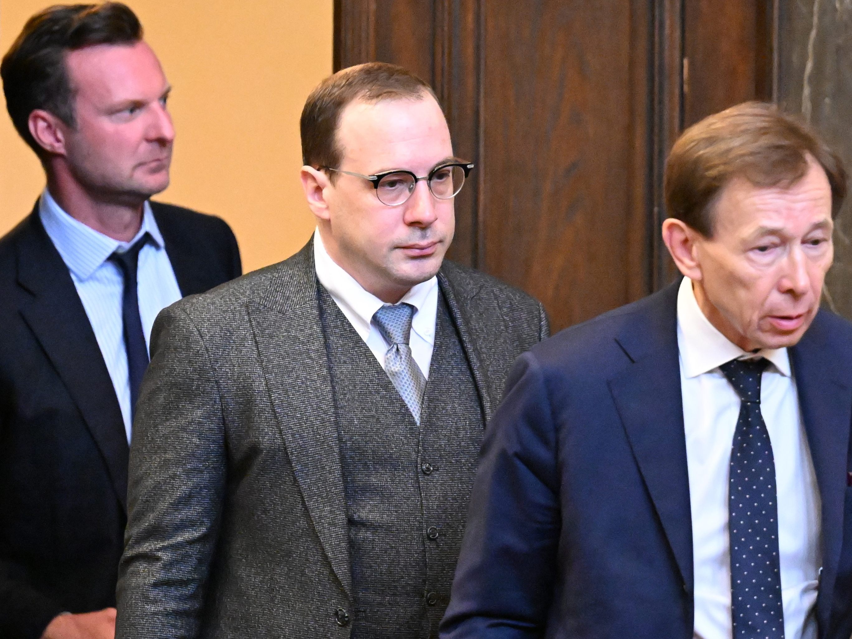 Florian Teichtmeister (Mitte) mit seinen Anwälten Philipp Wolm (links) und Rudolf Mayer (rechts) beim Prozess am Straflandesgericht Wien im Jahr 2023, wo er wegen Besitzes und Herstellung von Missbrauchsdarstellungen zu zwei Jahren bedingter Haft verurteilt wurde.
