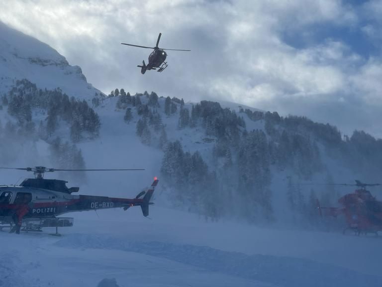 Unter anderem mit drei Hubschraubern wurde abgeklärt, ob durch eine Lawine am Ifen im Kleinwalsertal Personen verschüttet wurden.