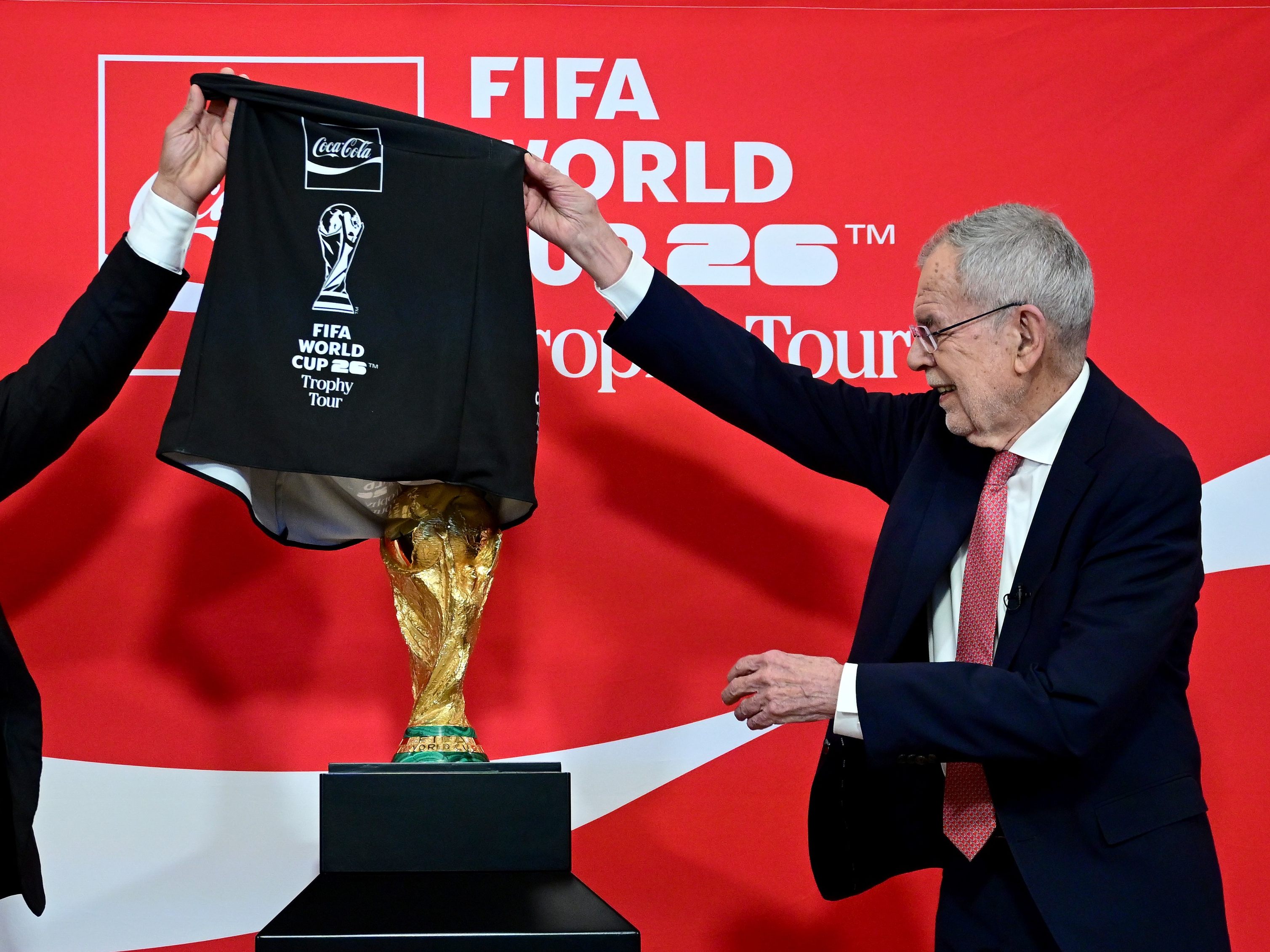 Ex-Fußballer Fabio Cannavaro und Bundespräsident Alexander Van der Bellen bei der Enthüllung des WM-Pokals in Wien.