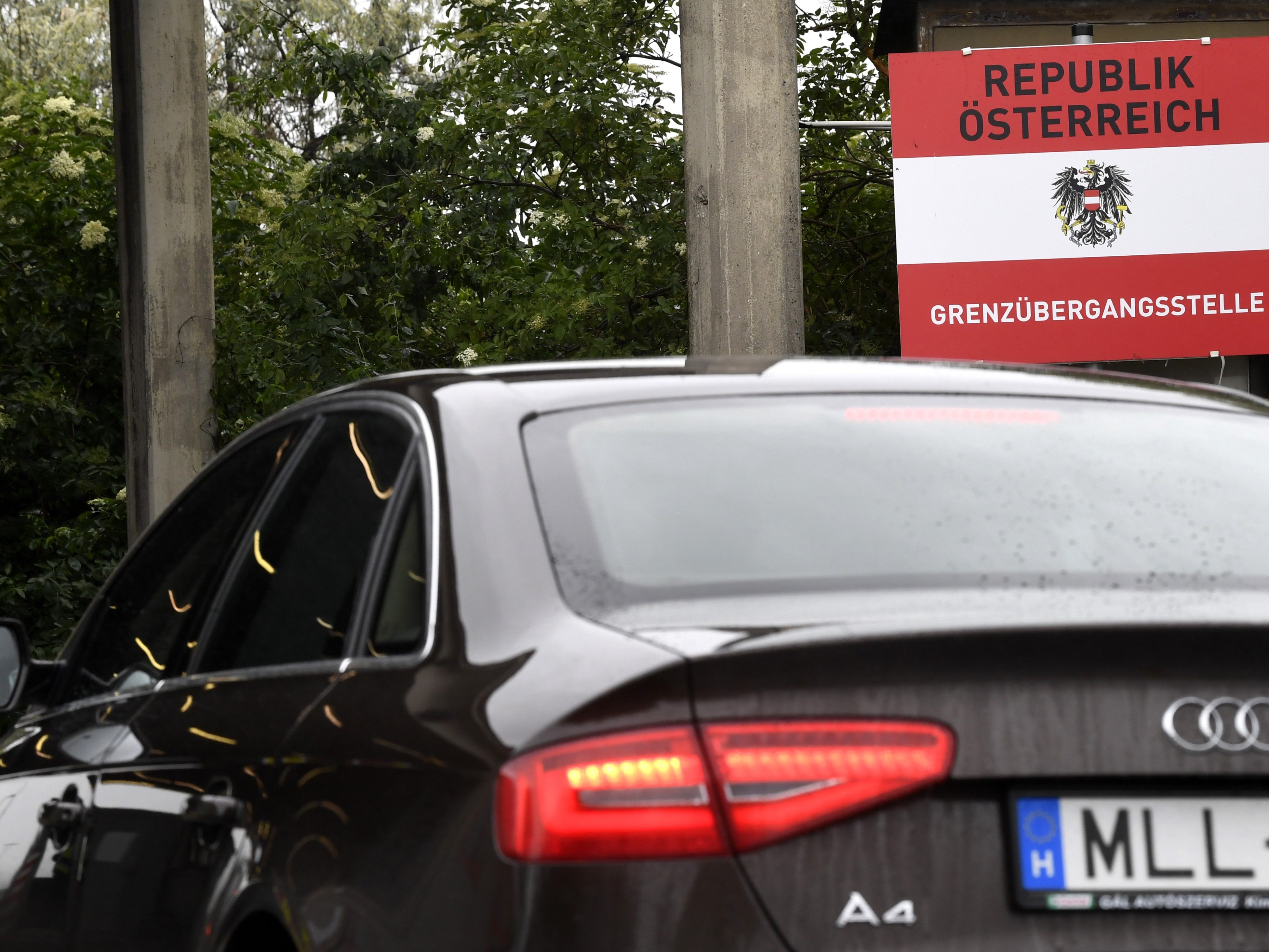 Beim Grenzübergang Nickelsdorf (Bezirk Neusiedl am See) ist am Sonntag um 13 Uhr ein totes Neugeborenes aufgefunden worden.