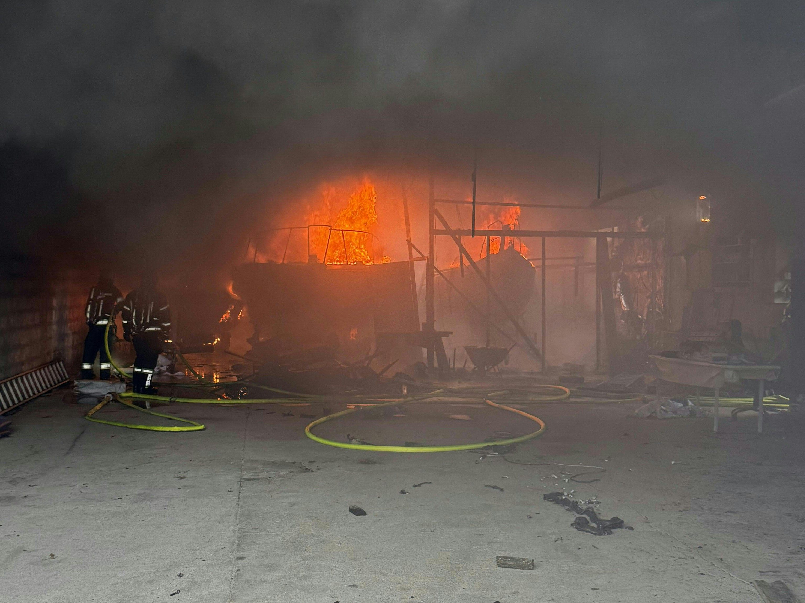 Bootslager in Flammen: Vier Feuerwehren im Einsatz.