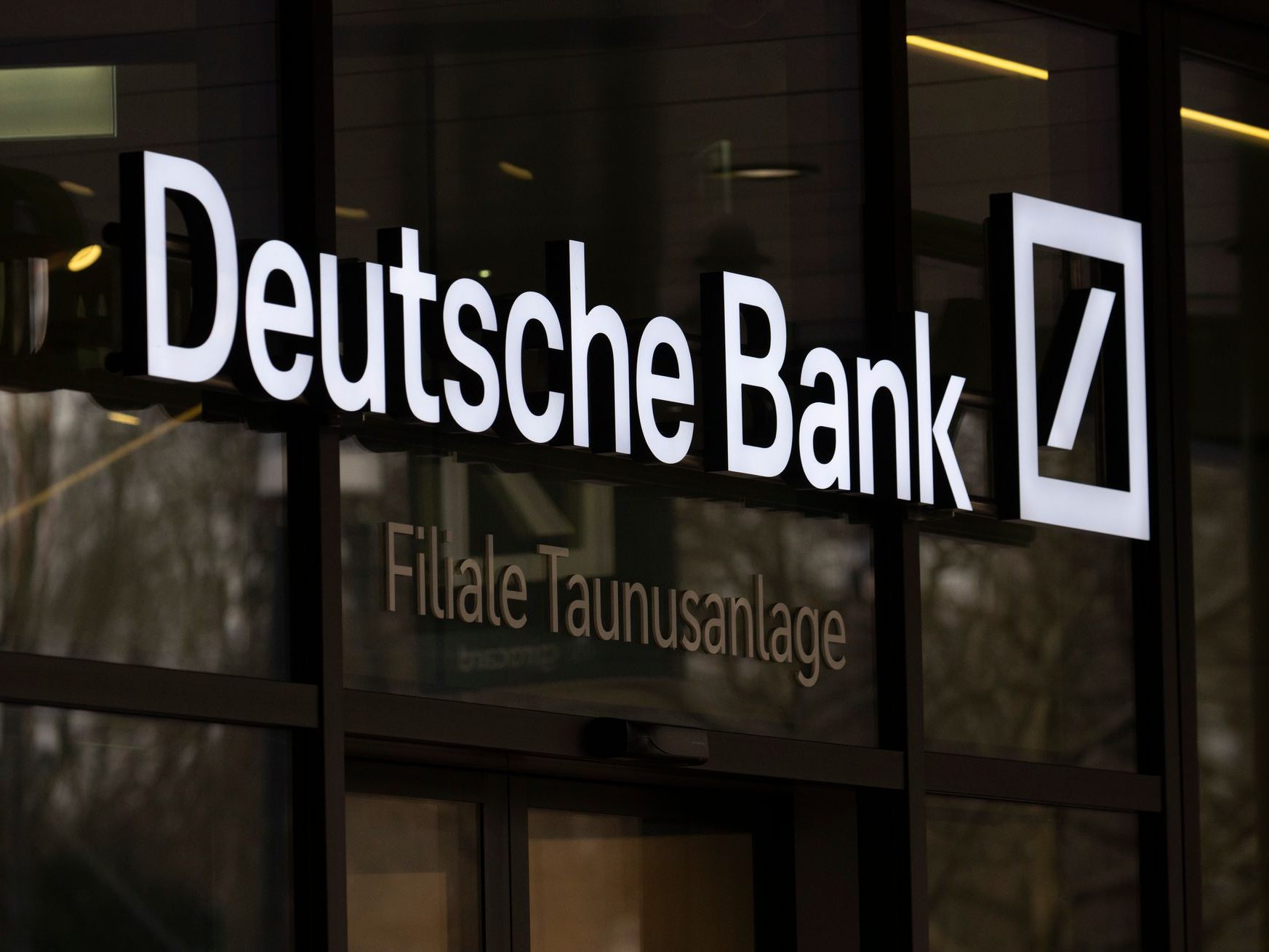 Razzia bei Deutscher Bank – Geldwäsche-Verdacht überschattet Bilanz