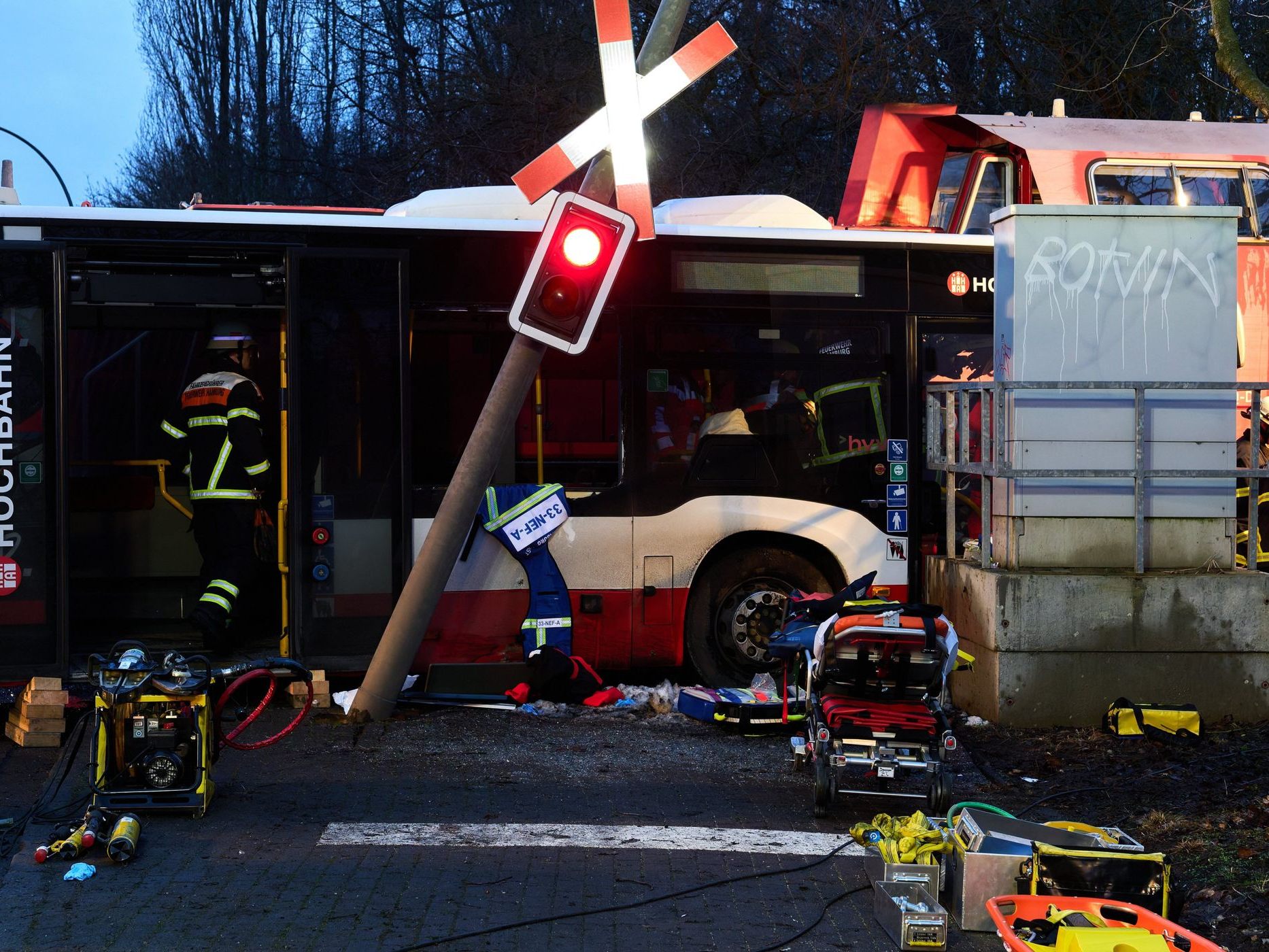 Linienbus von Zug erfasst: Ein Toter und mehrere Verletzte bei schwerem Unfall.