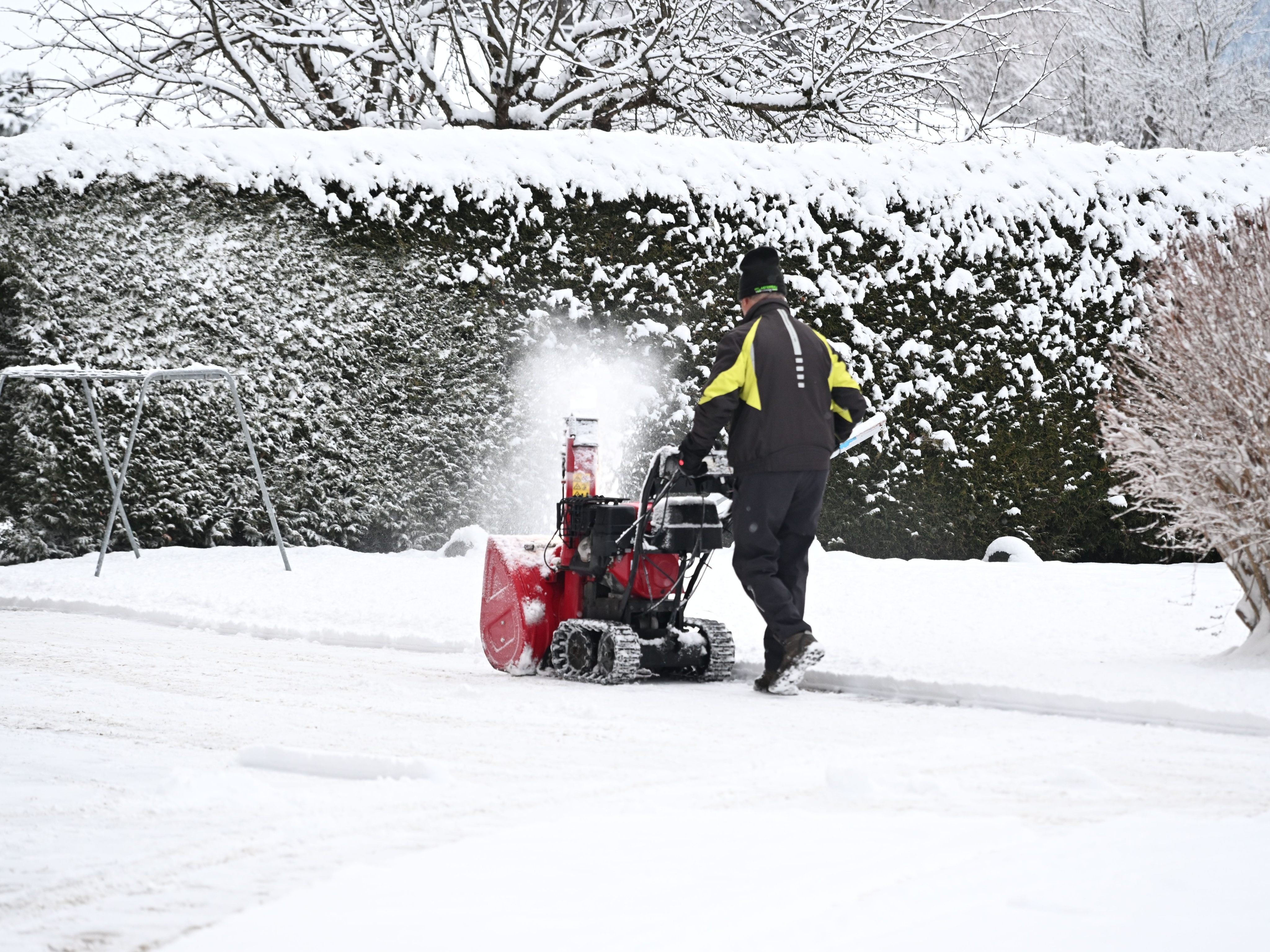 Ein 76-jähriger Mann hat am Samstagvormittag in Dornbirn-Forach bei einem Unfall mit einer Schneefräse Verbrennungen erlitten.