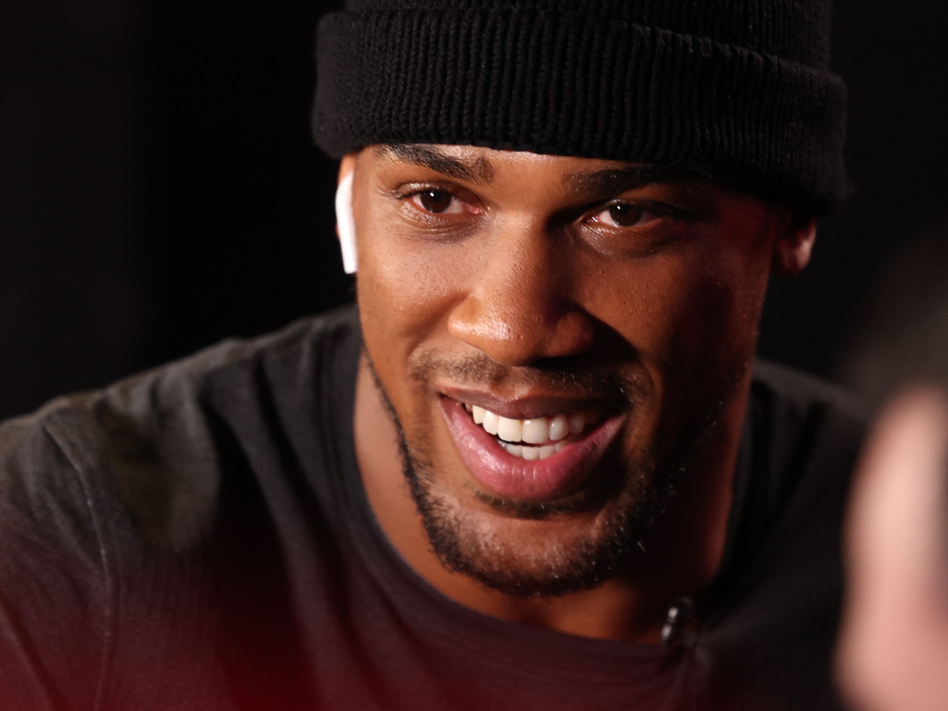 Der britische Box-Star Anthony Joshua ist nach einem schweren Autounfall in Nigeria aus dem Krankenhaus entlassen worden.